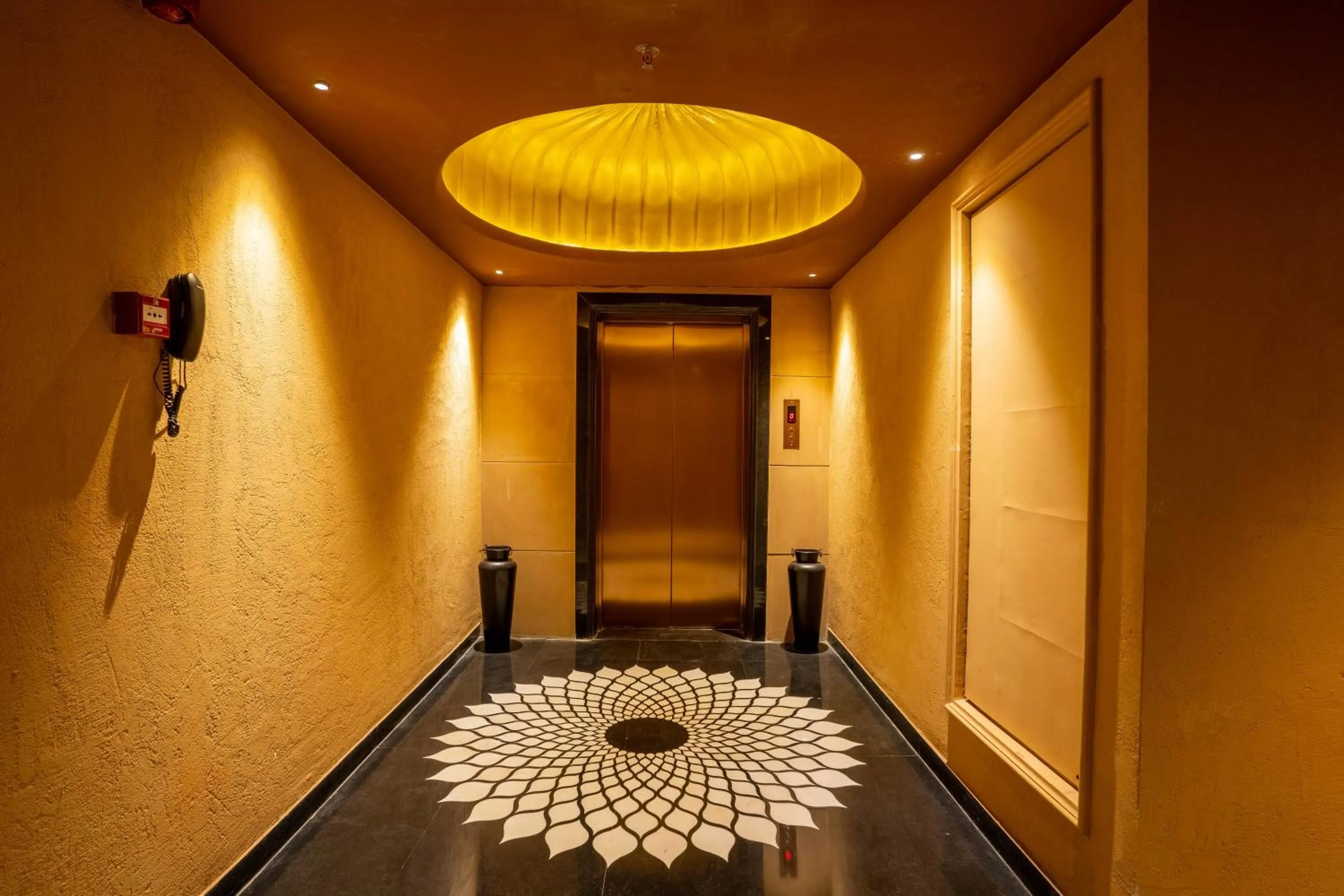 elevator in Historia Royal