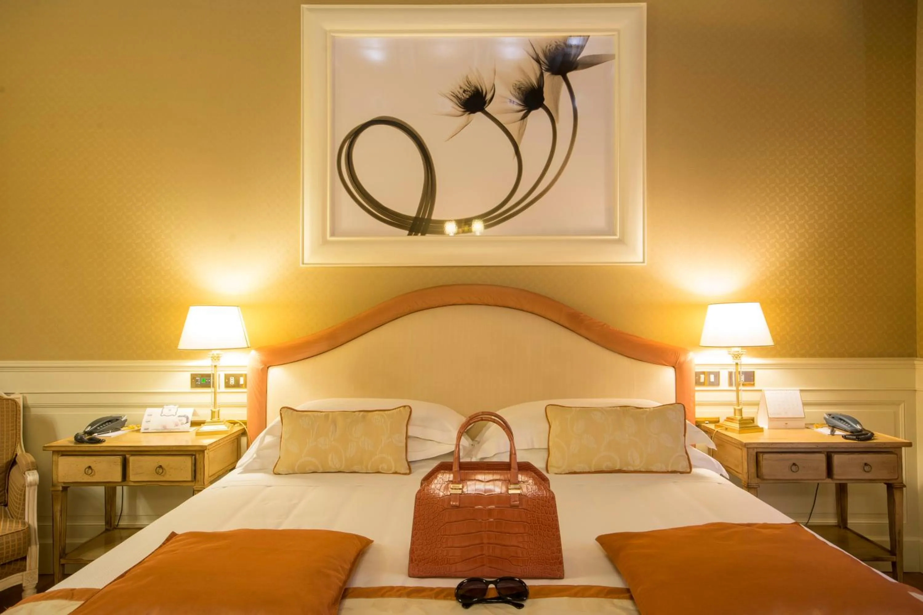 Bedroom, Bed in Hotel Corona d'Oro 1890