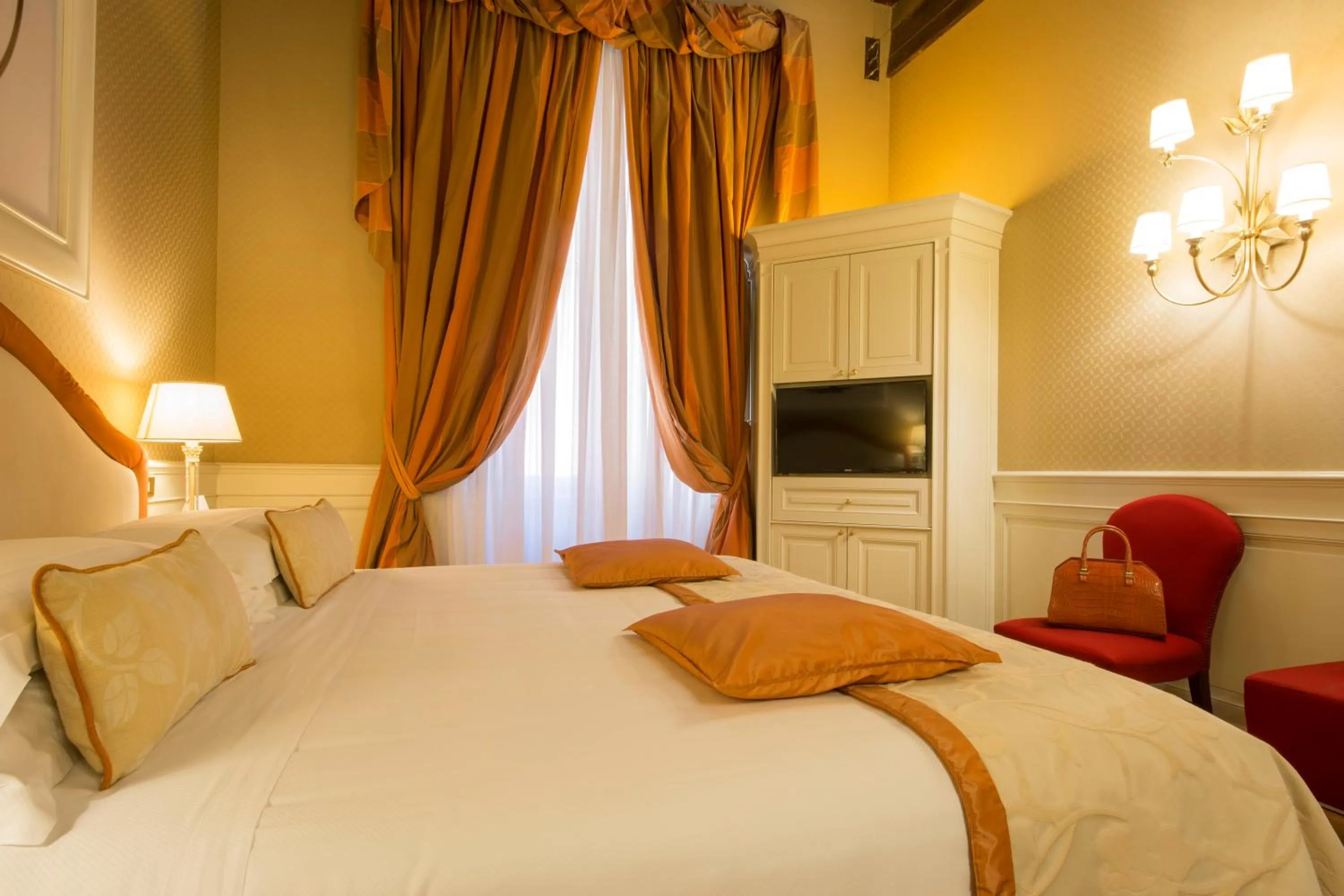 Bedroom, Bed in Hotel Corona d'Oro 1890