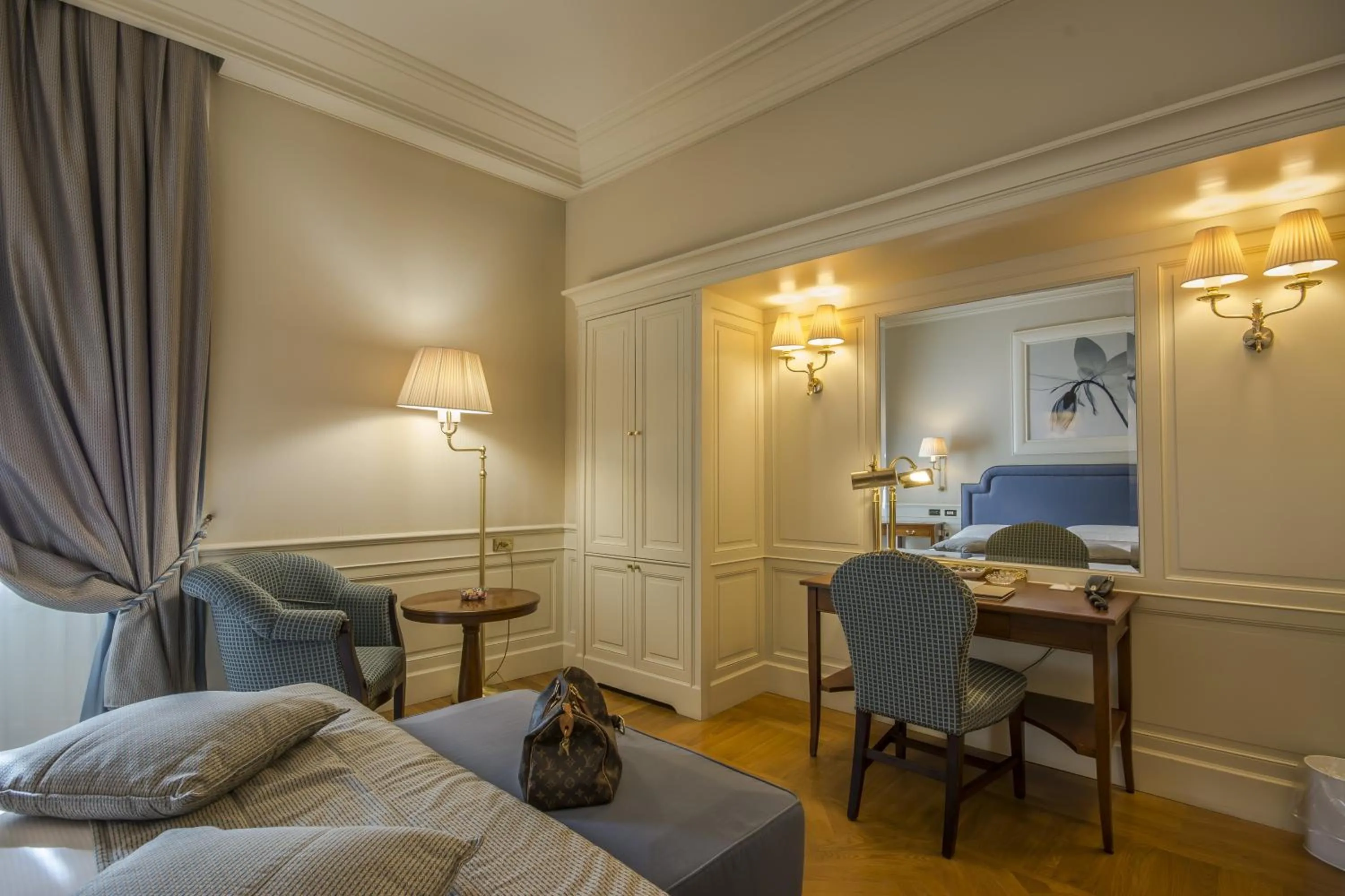 Bedroom, Bed in Hotel Corona d'Oro 1890