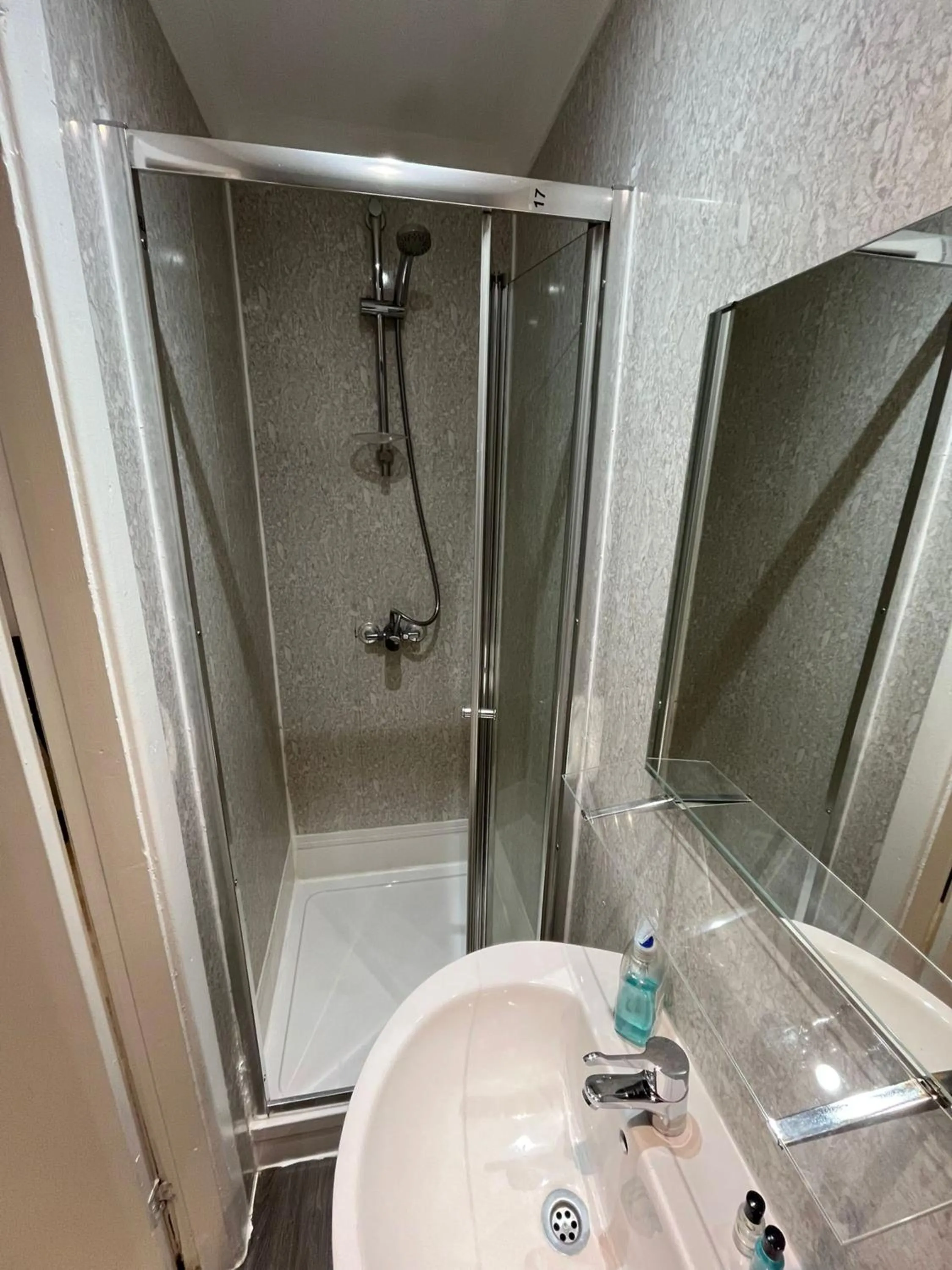 Bathroom in White Rose Hotel & Restaurant - Leeds