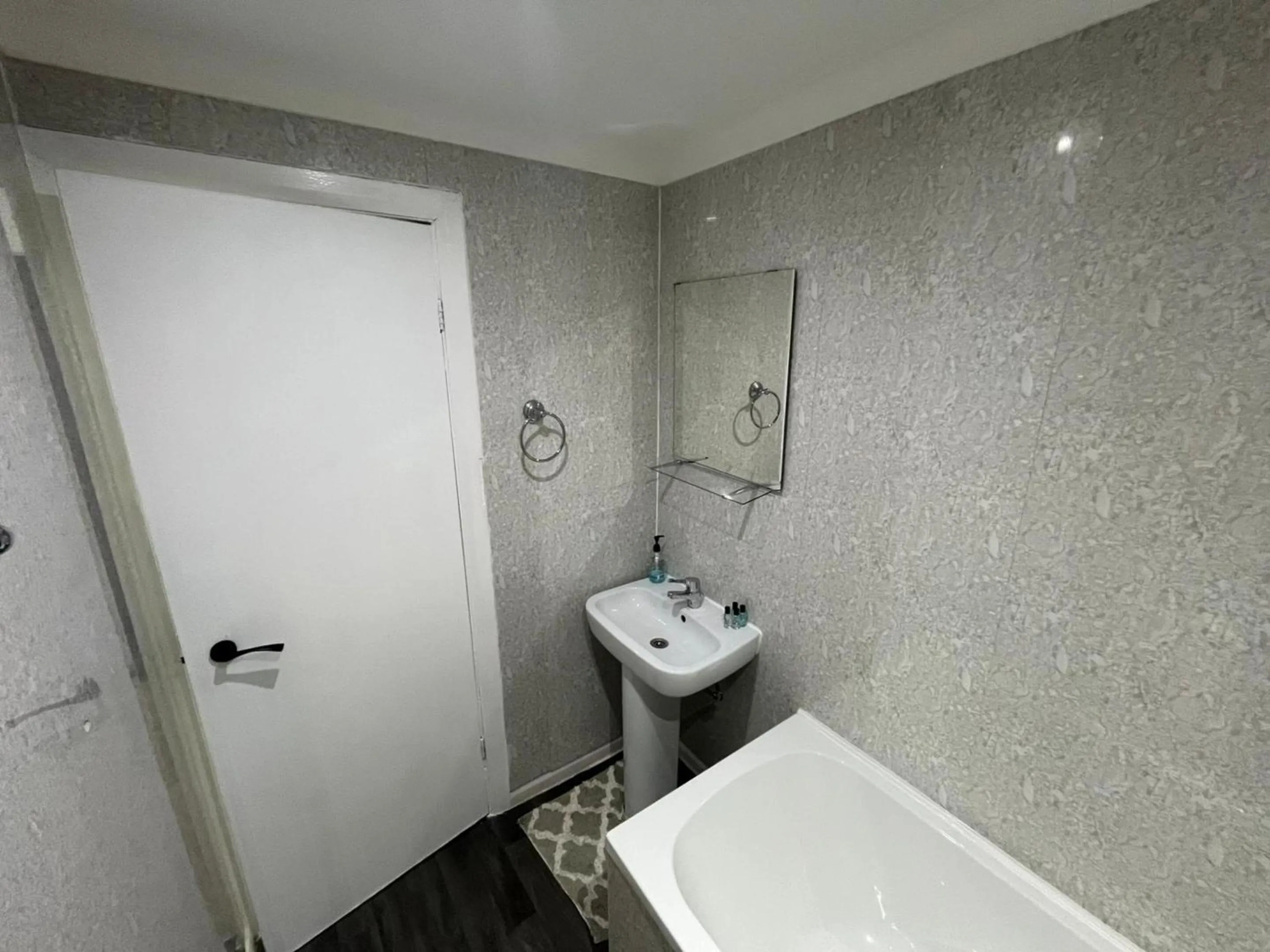 Bathroom in White Rose Hotel & Restaurant - Leeds