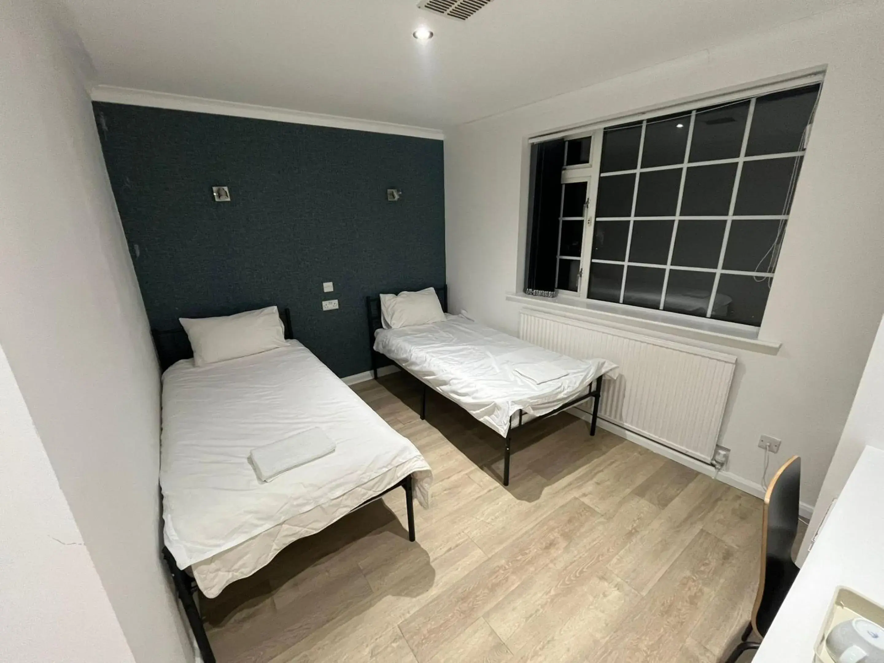 Deluxe Twin Room in White Rose Hotel & Restaurant - Leeds Deluxe Twin Room in White Rose Hotel & Restaurant - Leeds