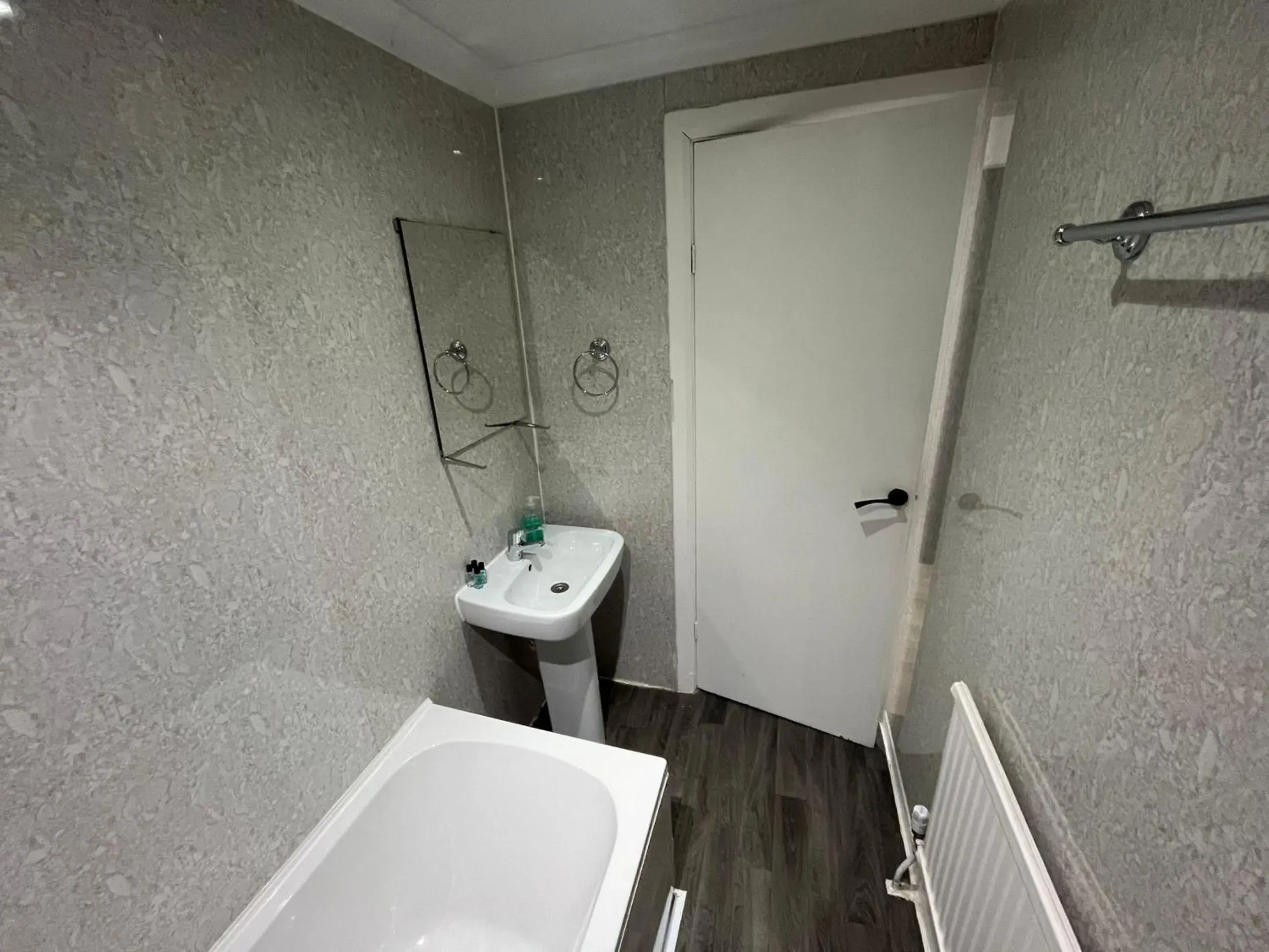 Single Room with Shower in White Rose Hotel & Restaurant - Leeds Single Room with Shower in White Rose Hotel & Restaurant - Leeds