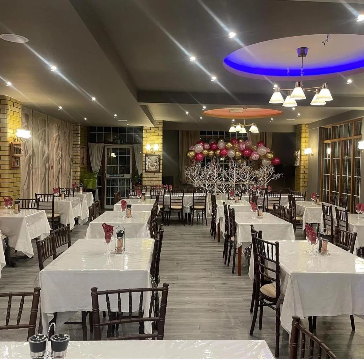 Restaurant/Places to Eat in Cyrus Hotel