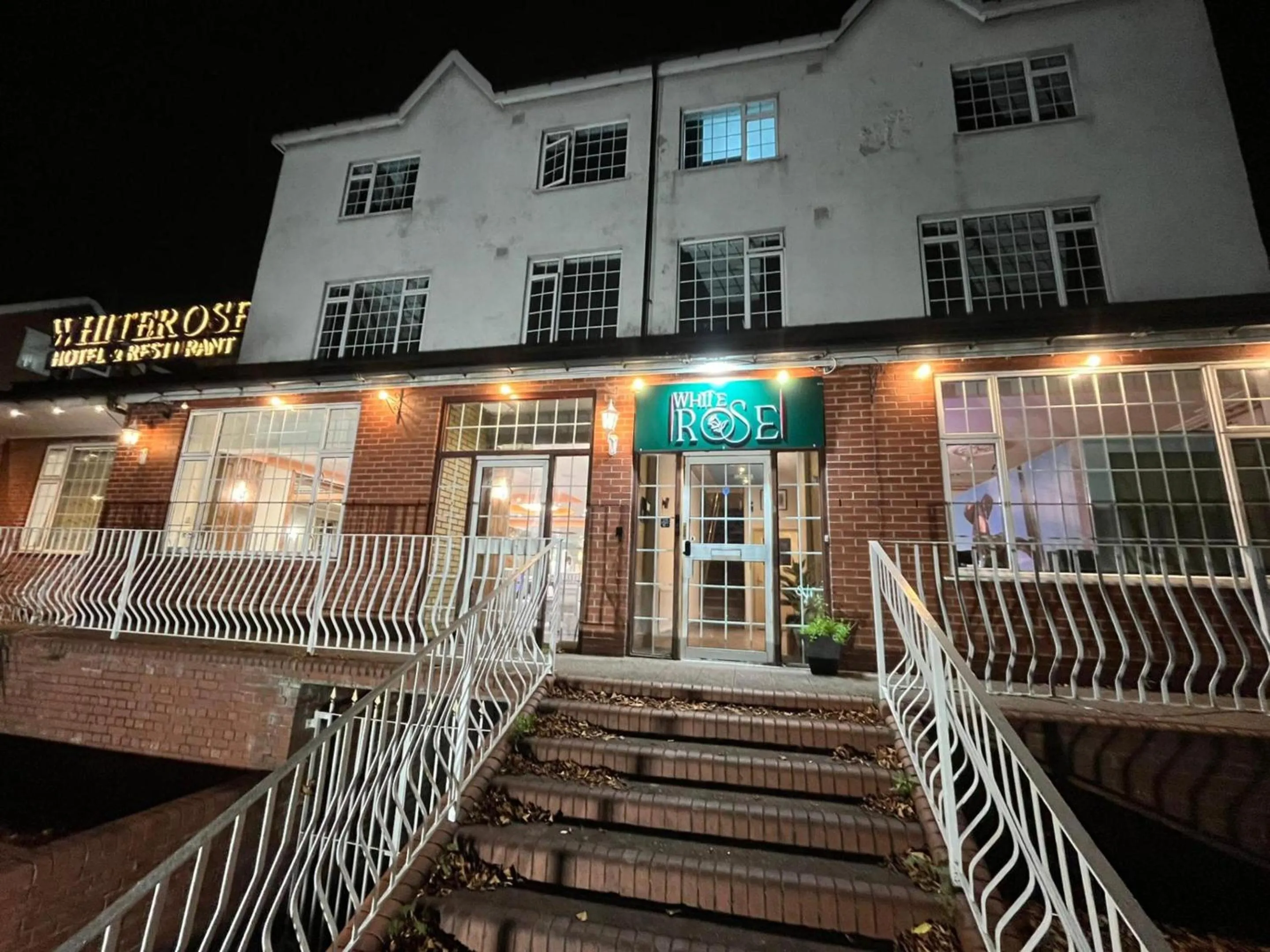 Property building in White Rose Hotel & Restaurant - Leeds