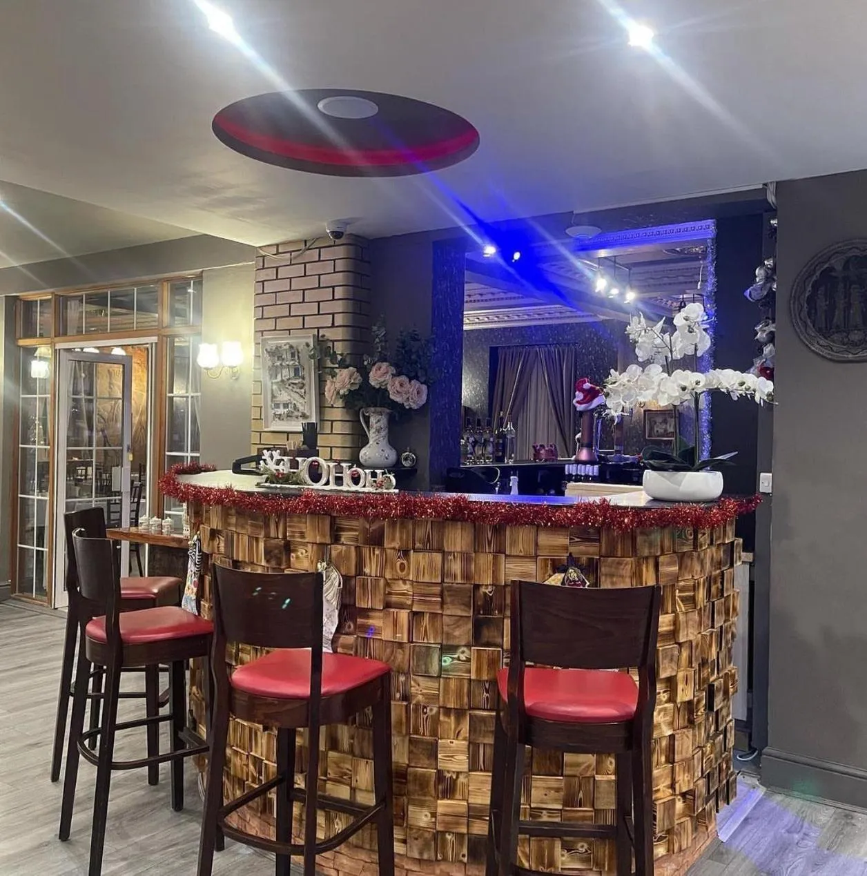 Restaurant/Places to Eat in Cyrus Hotel