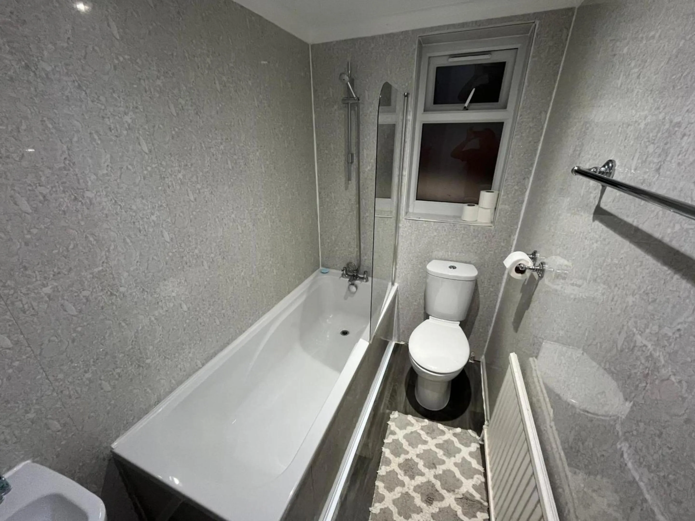 Bathroom in White Rose Hotel & Restaurant - Leeds