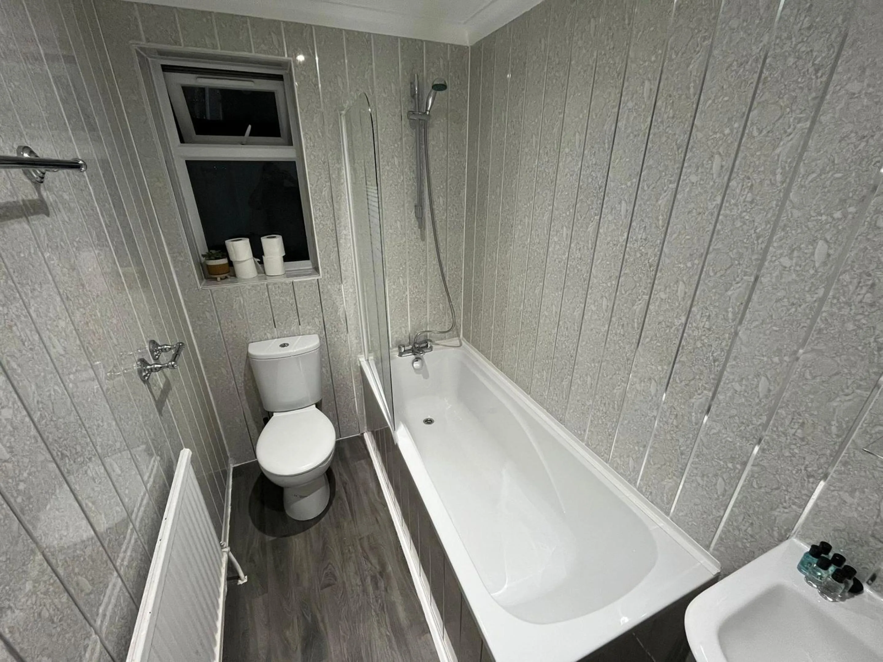 Bathroom in White Rose Hotel & Restaurant - Leeds