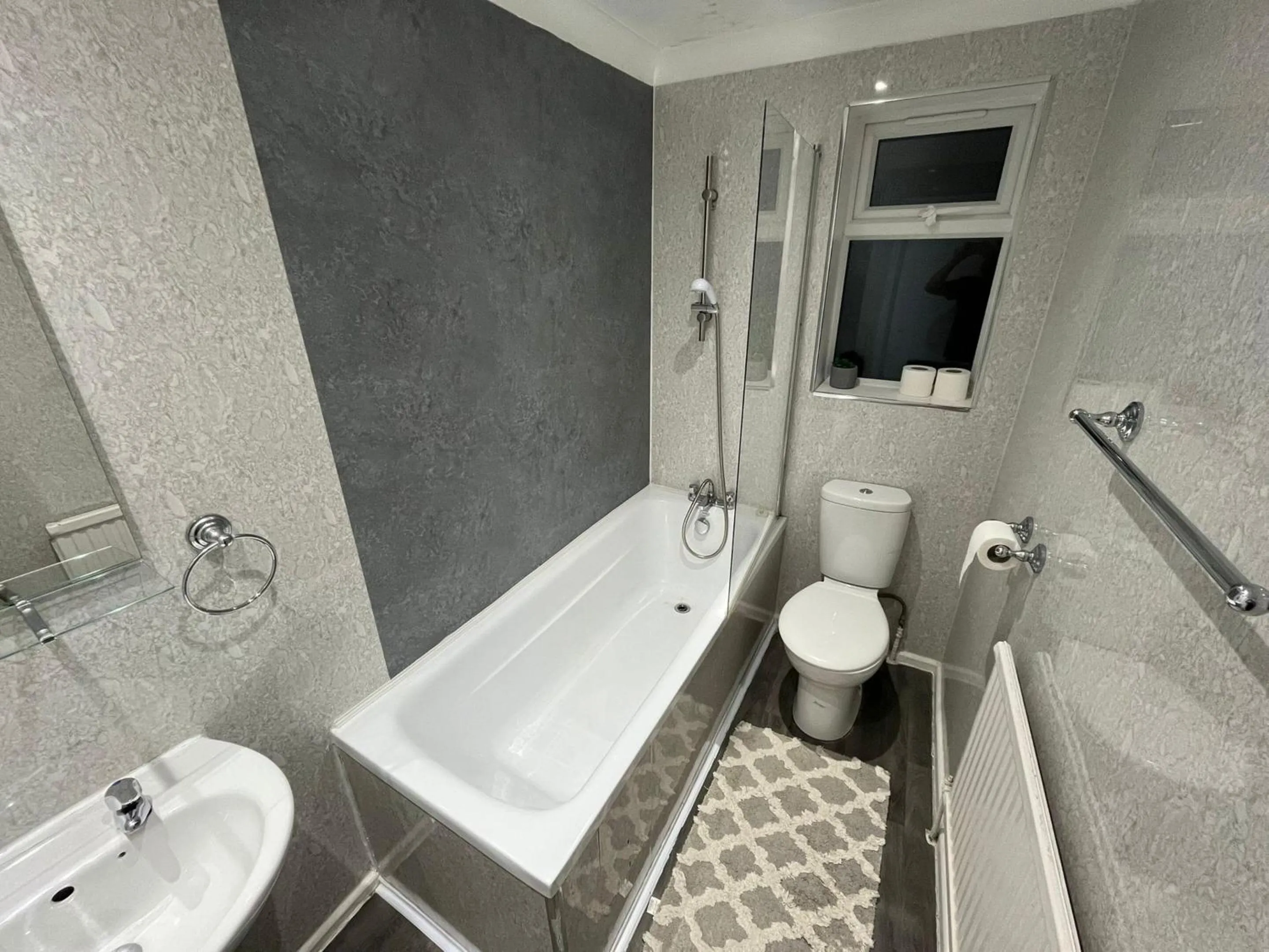 Bathroom in White Rose Hotel & Restaurant - Leeds