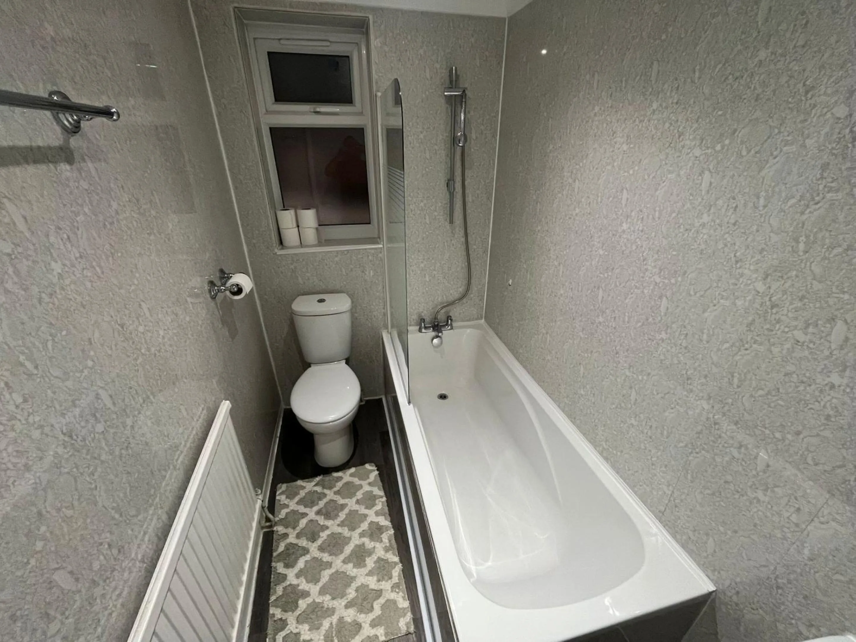 Bathroom in White Rose Hotel & Restaurant - Leeds