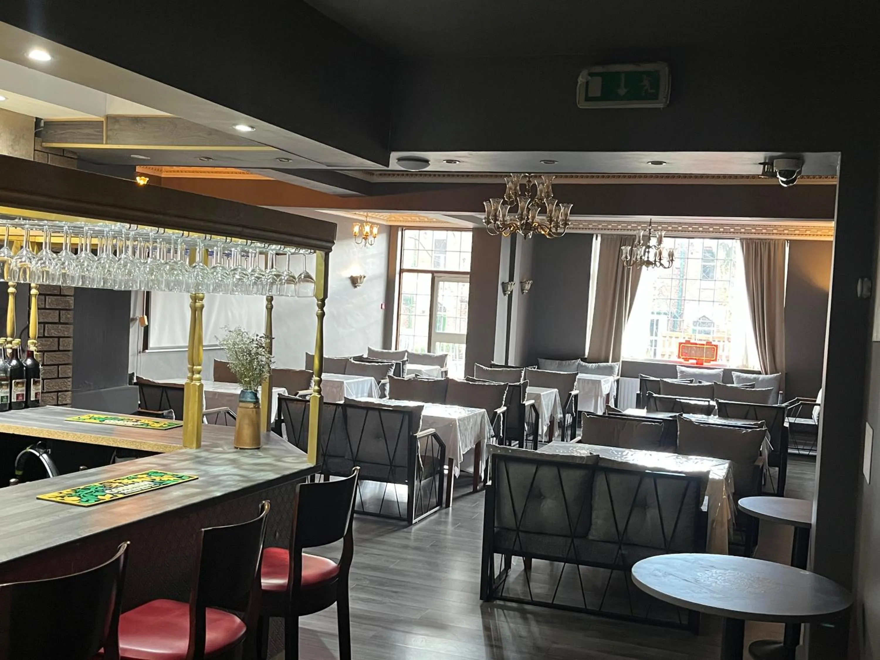 Restaurant/Places to Eat in Cyrus Hotel