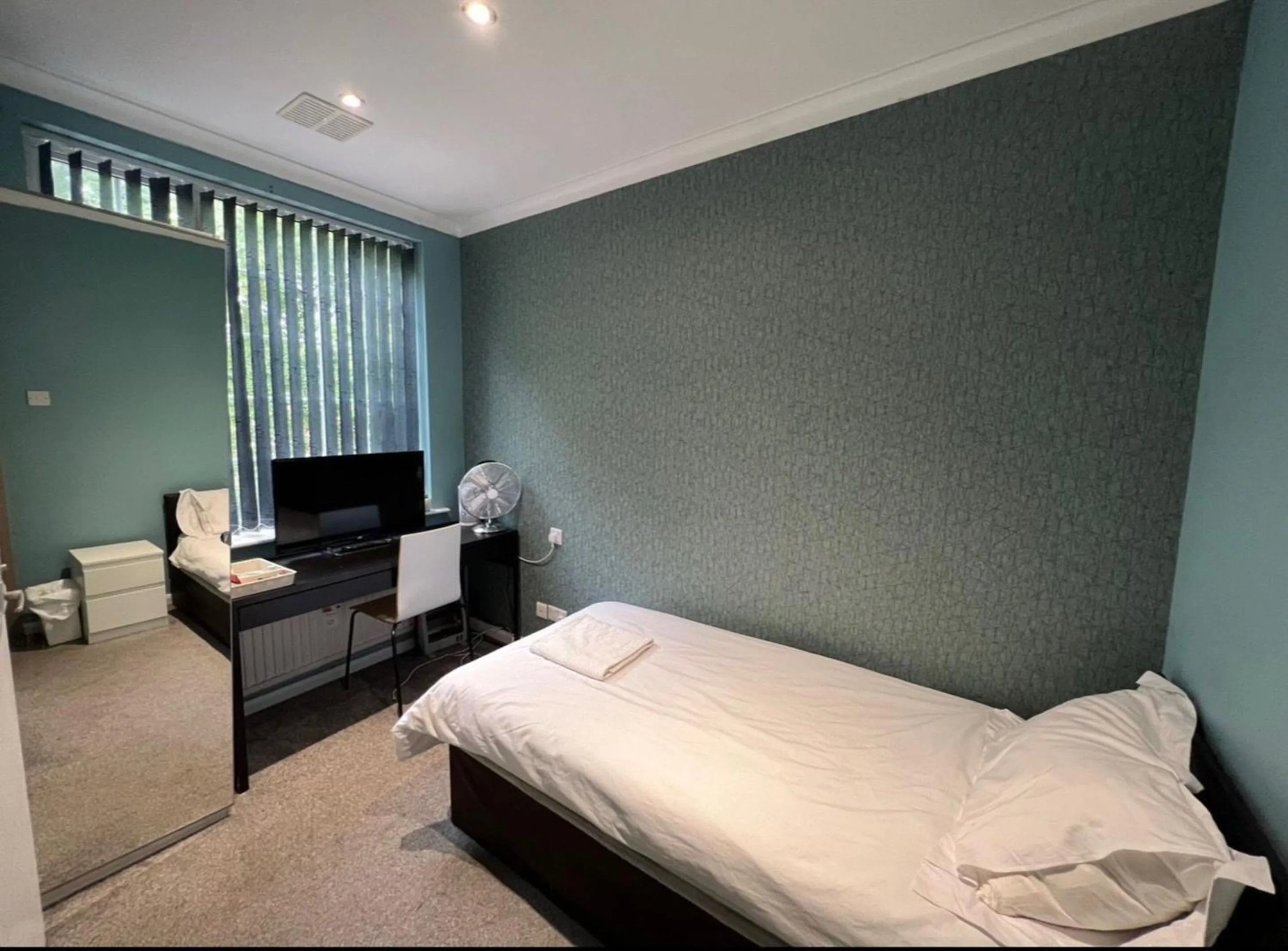 Bedroom, Bed in White Rose Hotel & Restaurant - Leeds