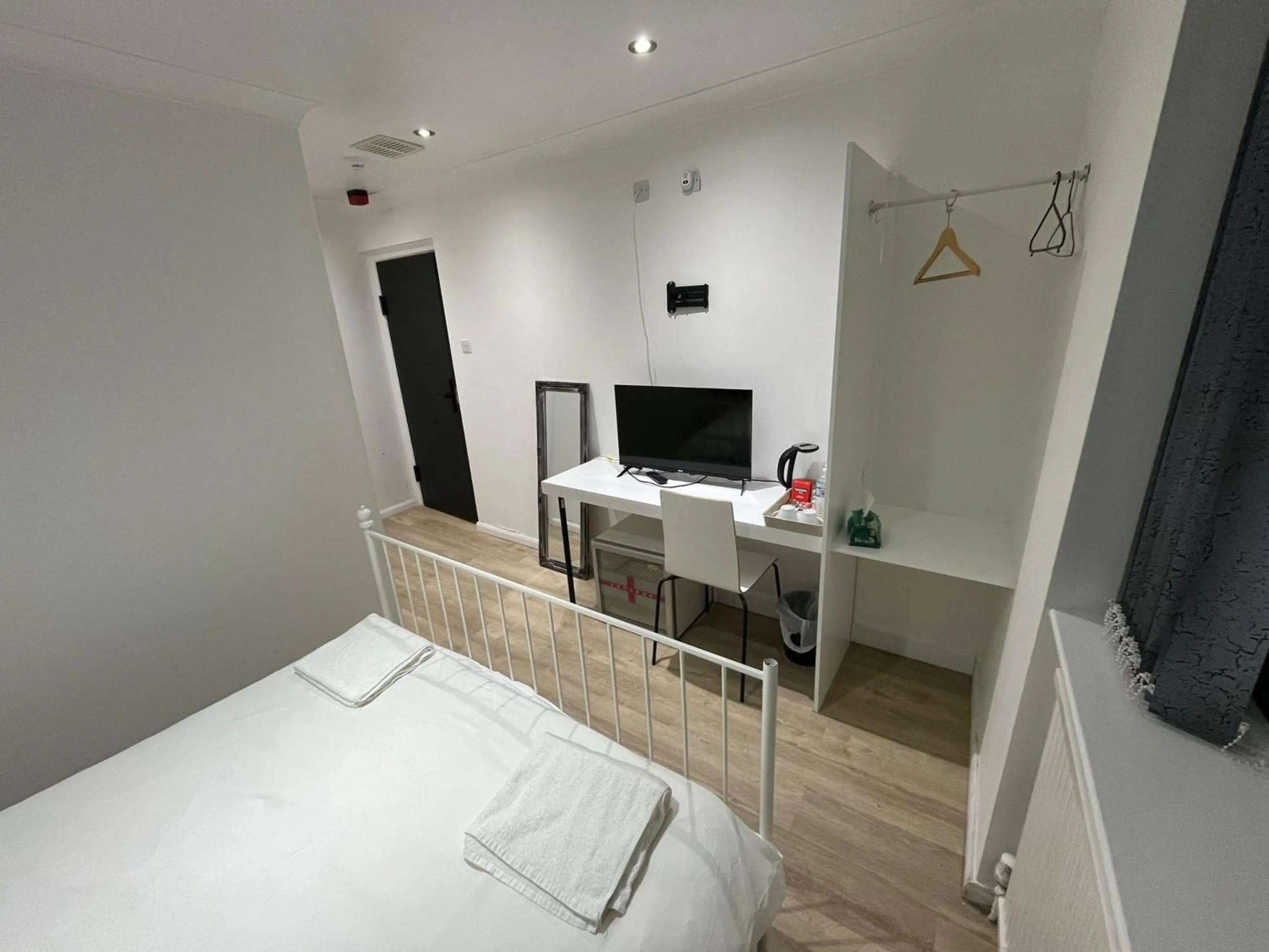 Bedroom, Bed in White Rose Hotel & Restaurant - Leeds