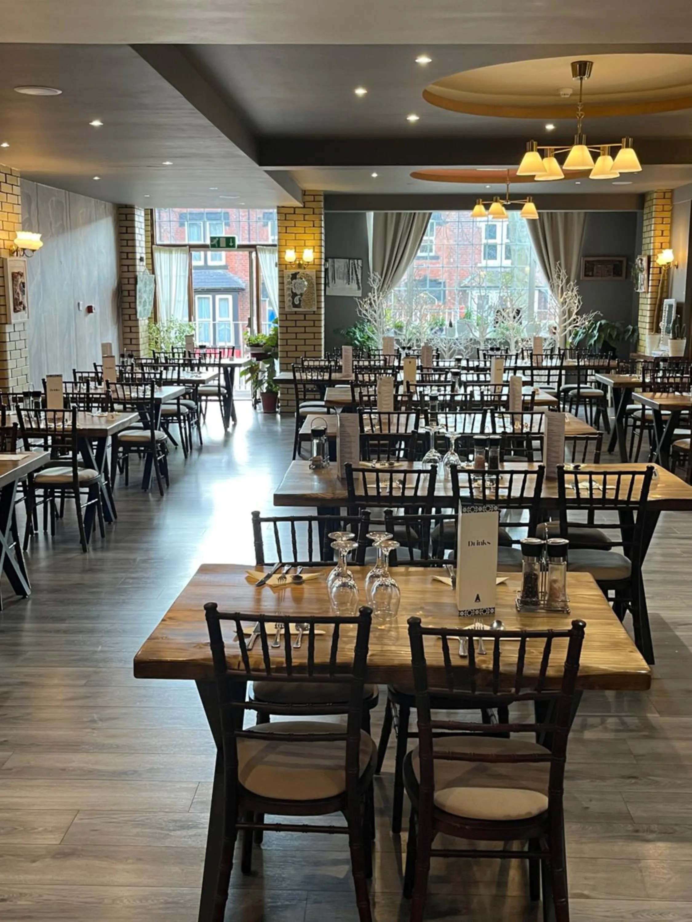 Restaurant/Places to Eat in Cyrus Hotel