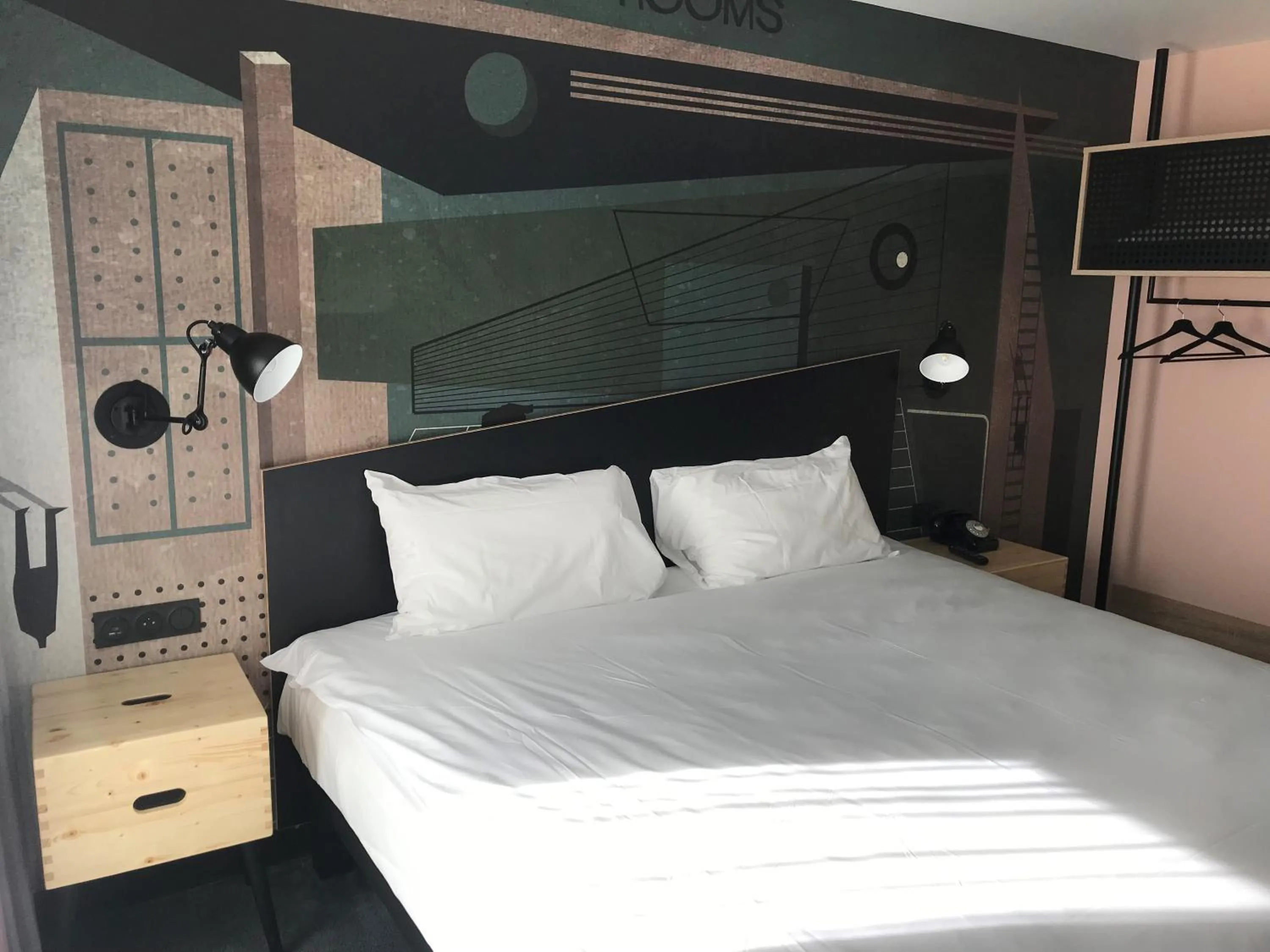 Bedroom, Bed in ibis Styles Dreux Centre Gare
