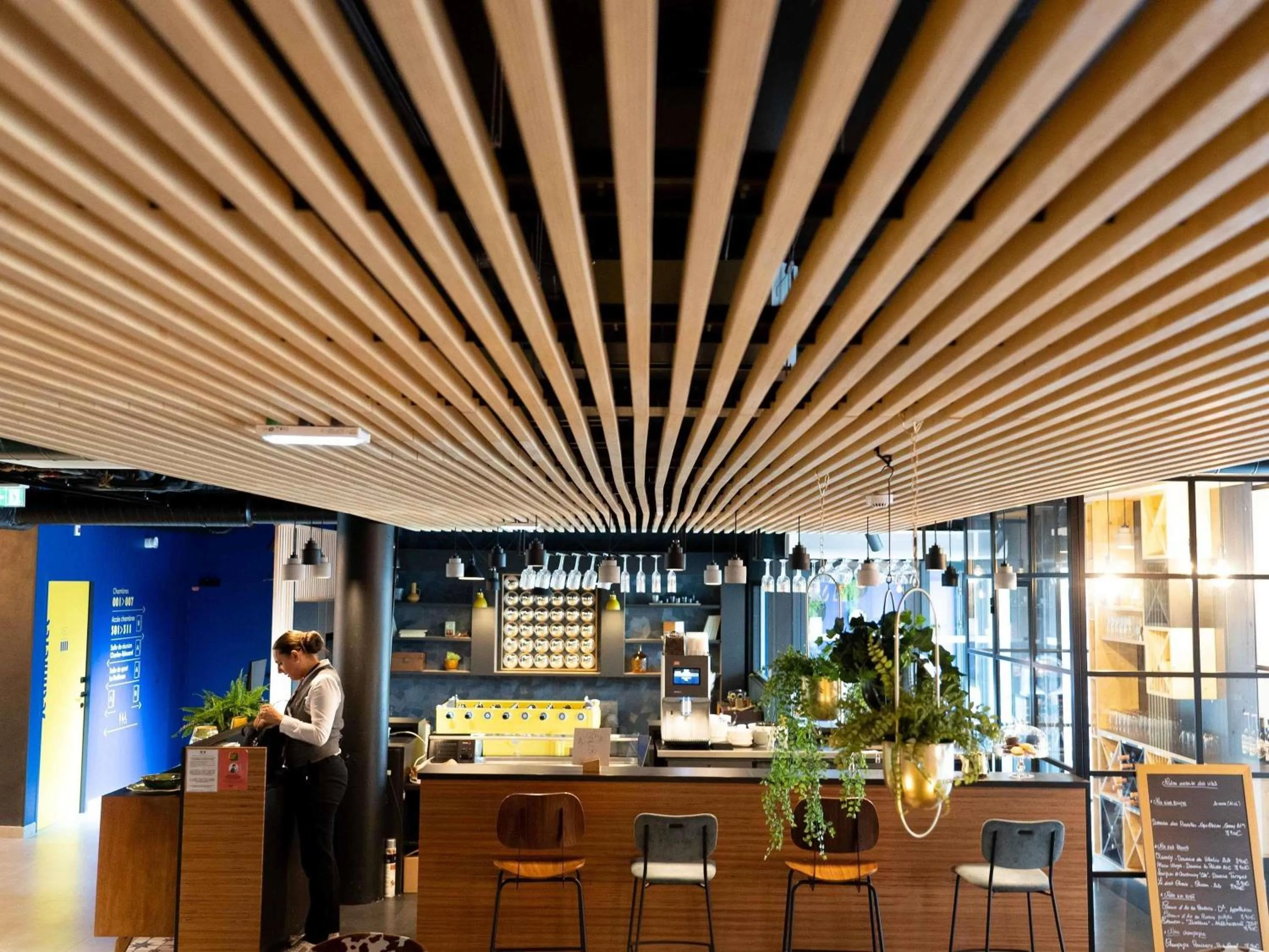 Lounge or bar in ibis Styles Dreux Centre Gare