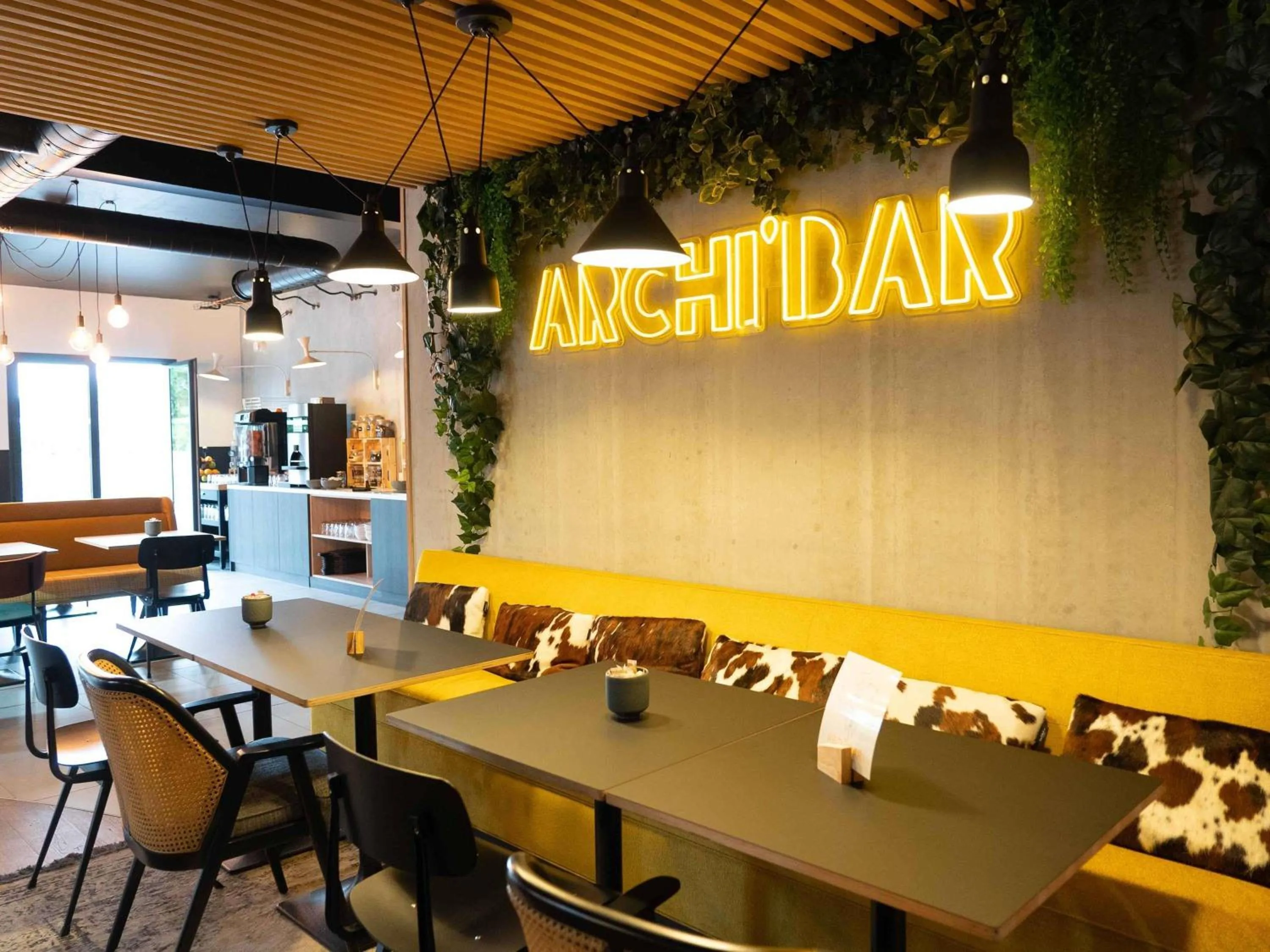 Lounge or bar in ibis Styles Dreux Centre Gare