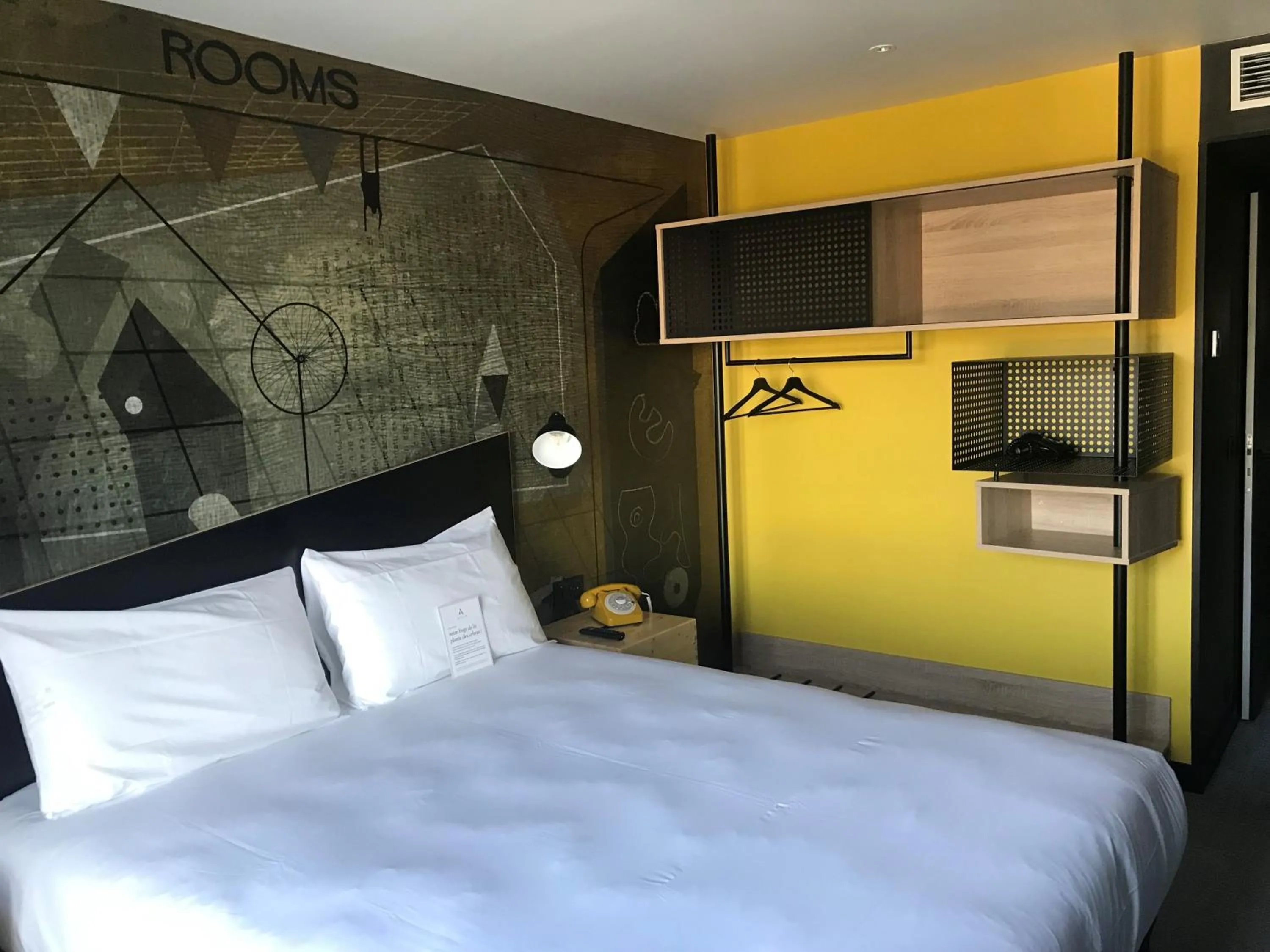 Bedroom, Bed in ibis Styles Dreux Centre Gare