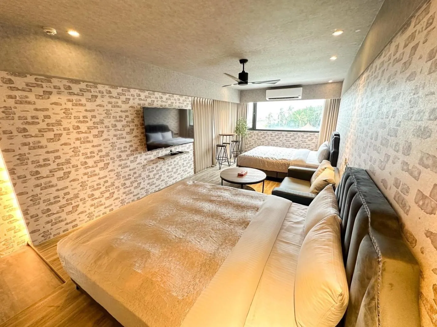 Bed in Fair Tale Motel - Sea