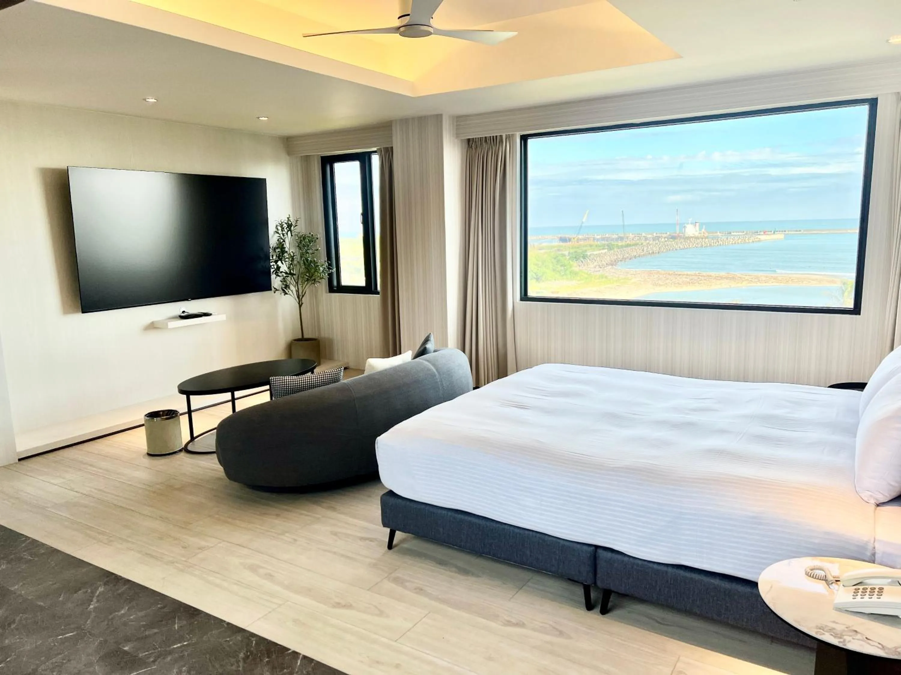 Bed in Fair Tale Motel - Sea