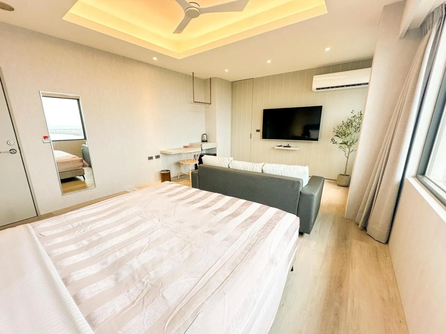 Bed in Fair Tale Motel - Sea