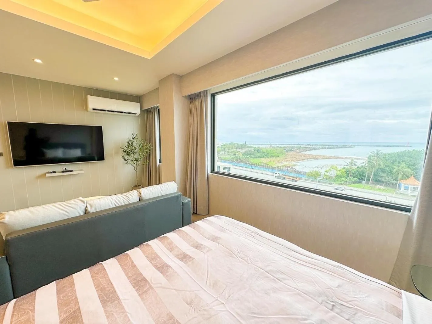 Bed in Fair Tale Motel - Sea