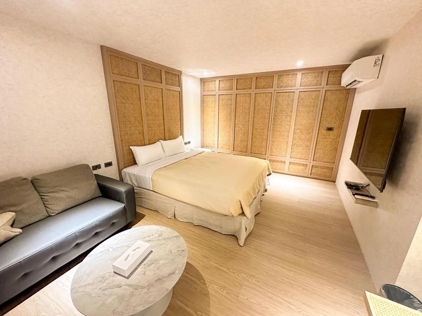 Bed in Fair Tale Motel - Sea