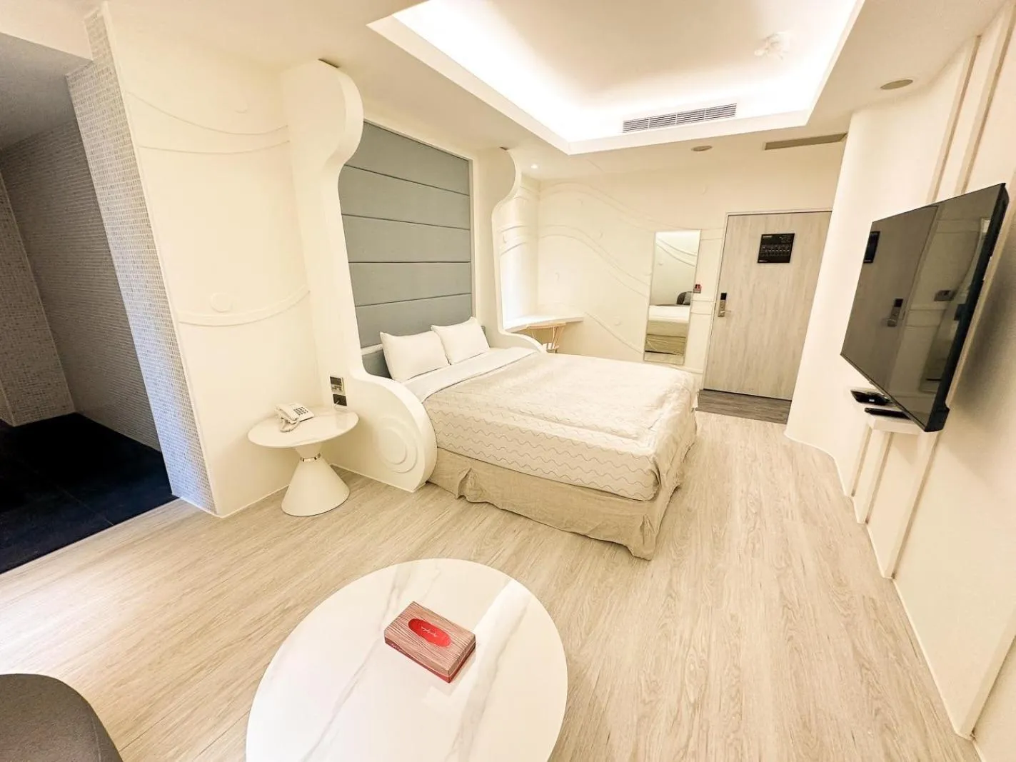 Bed in Fair Tale Motel - Sea