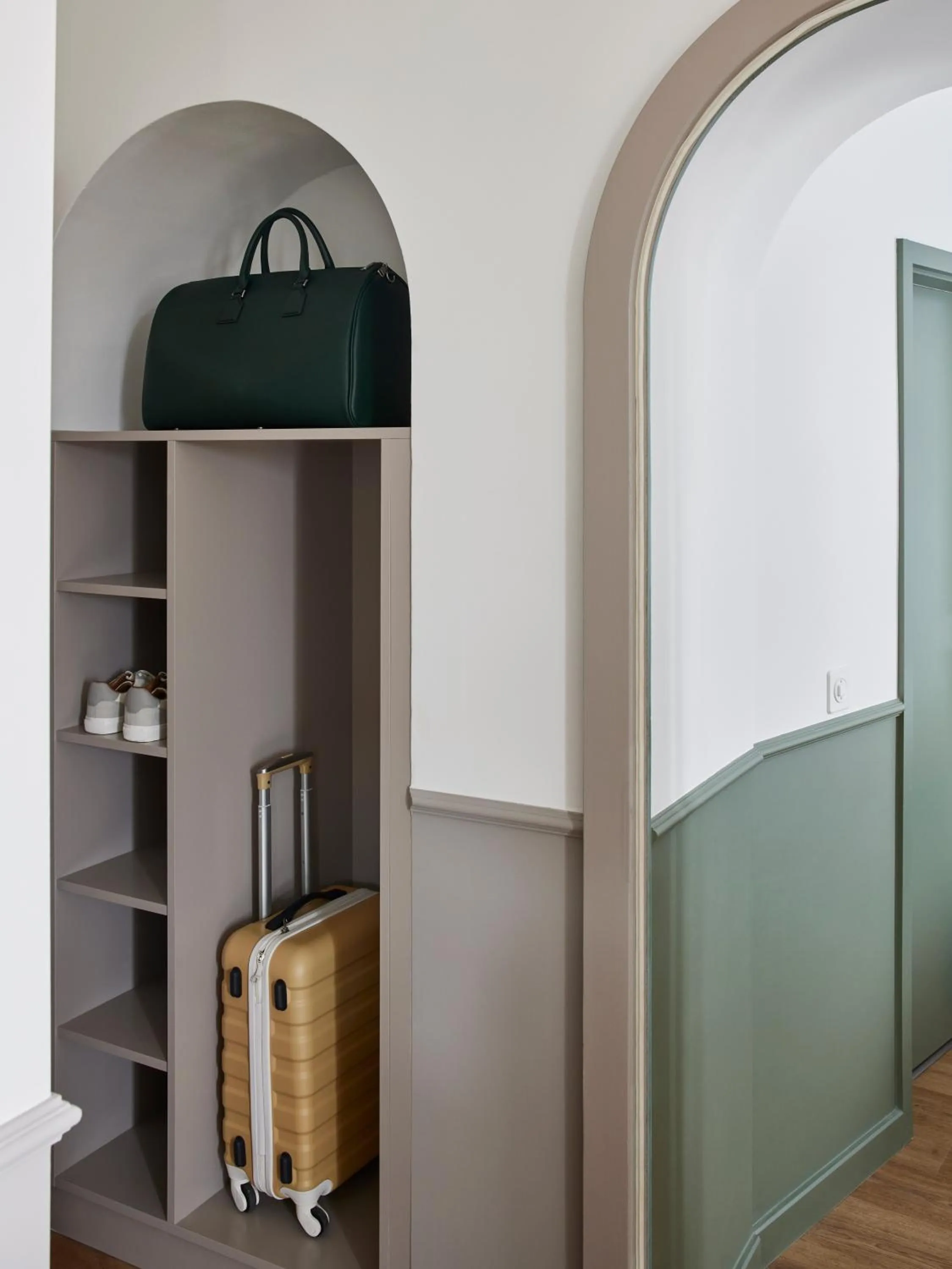 wardrobe in Base Lausanne