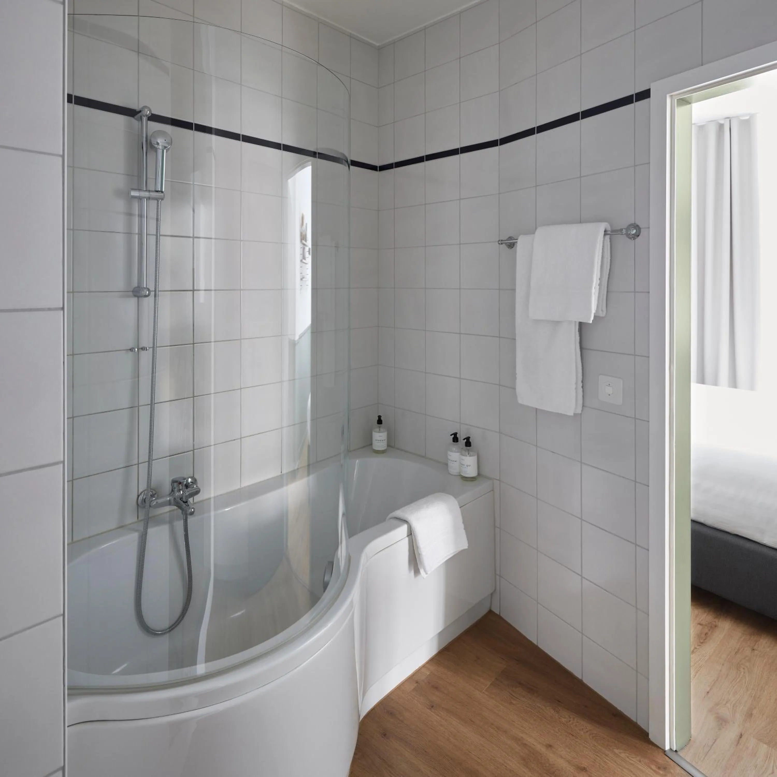 Shower, Bed in Base Lausanne