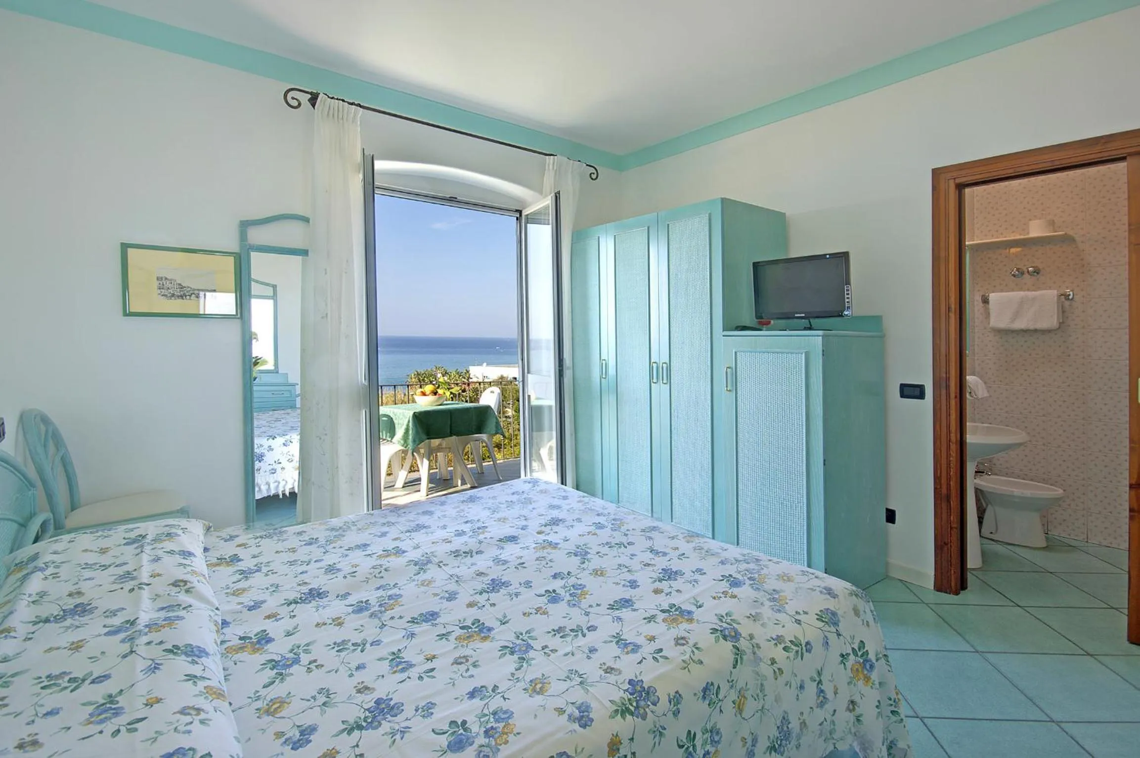 Balcony/Terrace, Bed in Hotel Casa del Sole