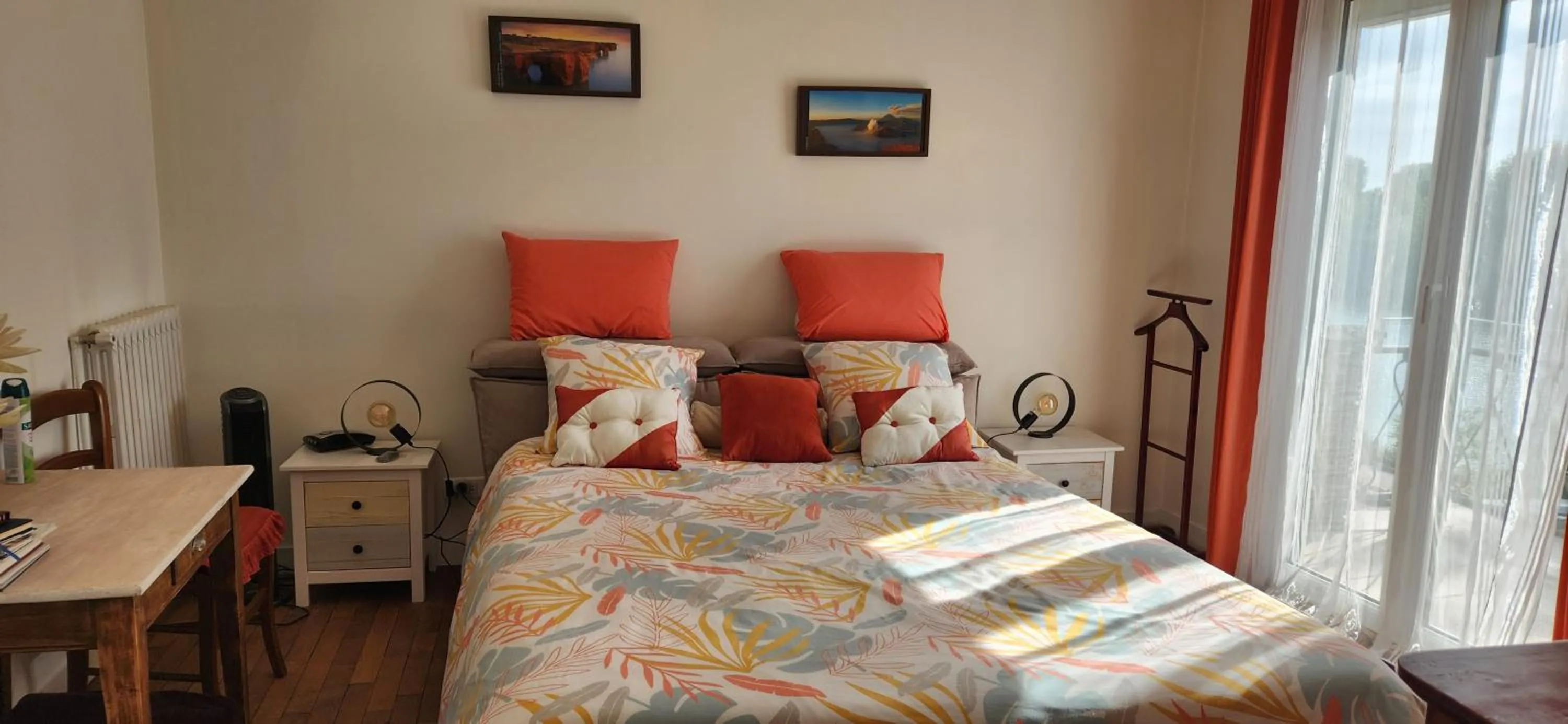 Photo of the whole room, Bed in LES PINGOUINS DE LA MARNE