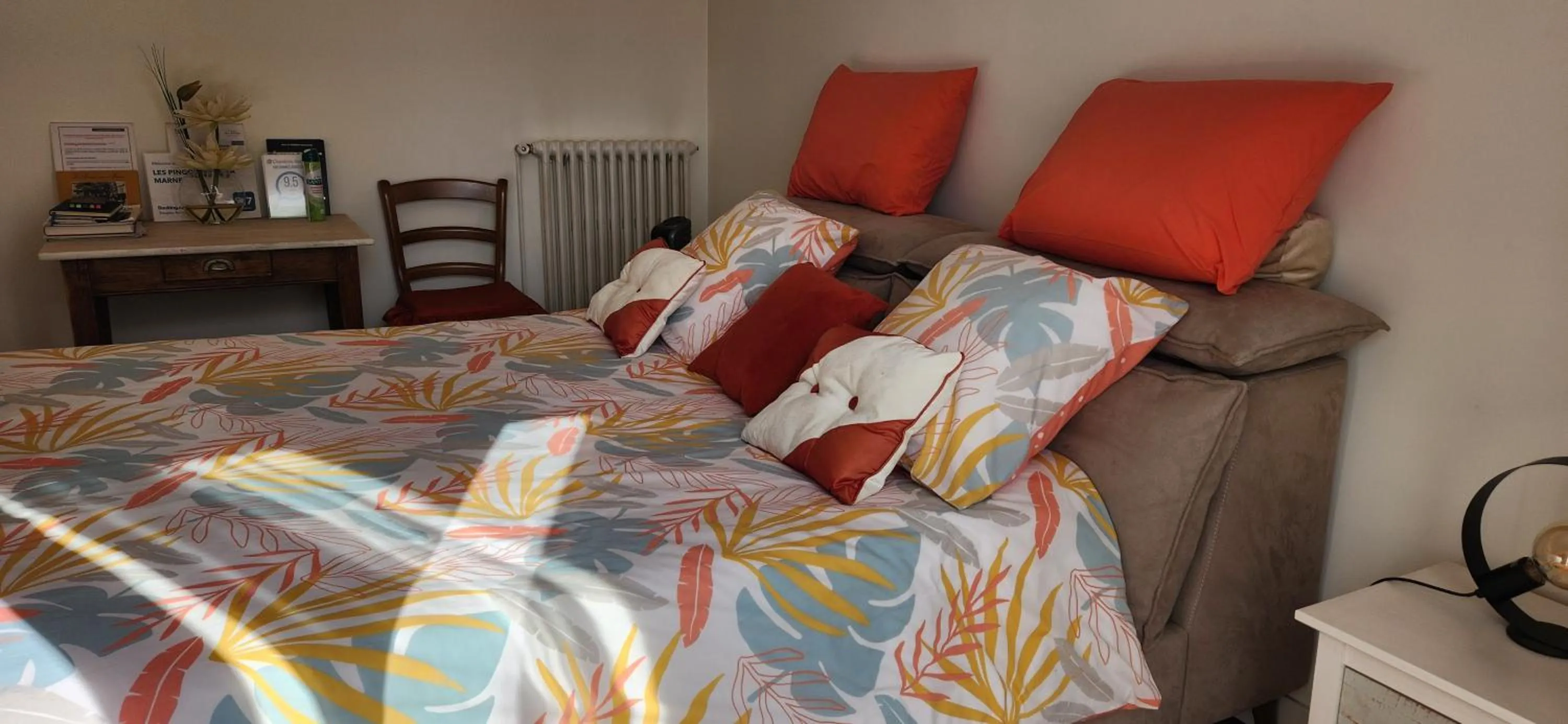 Bed in LES PINGOUINS DE LA MARNE