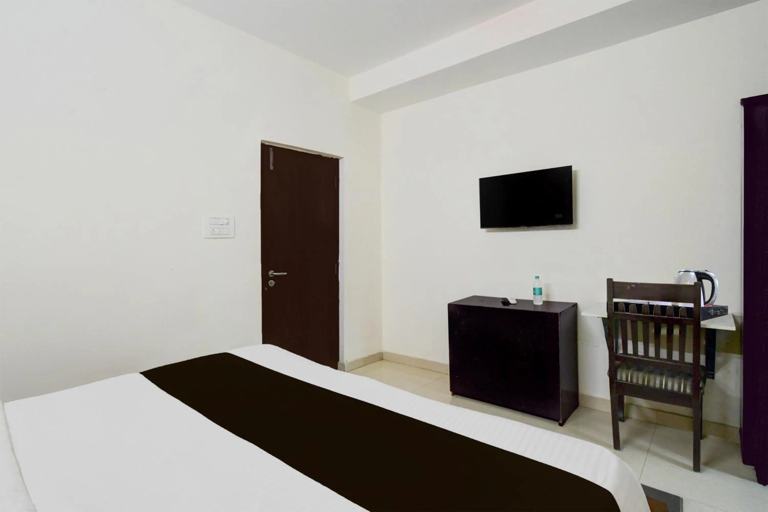 Photo of the whole room, Bed in Super Collection O Atlas DLF Formerly Hillside