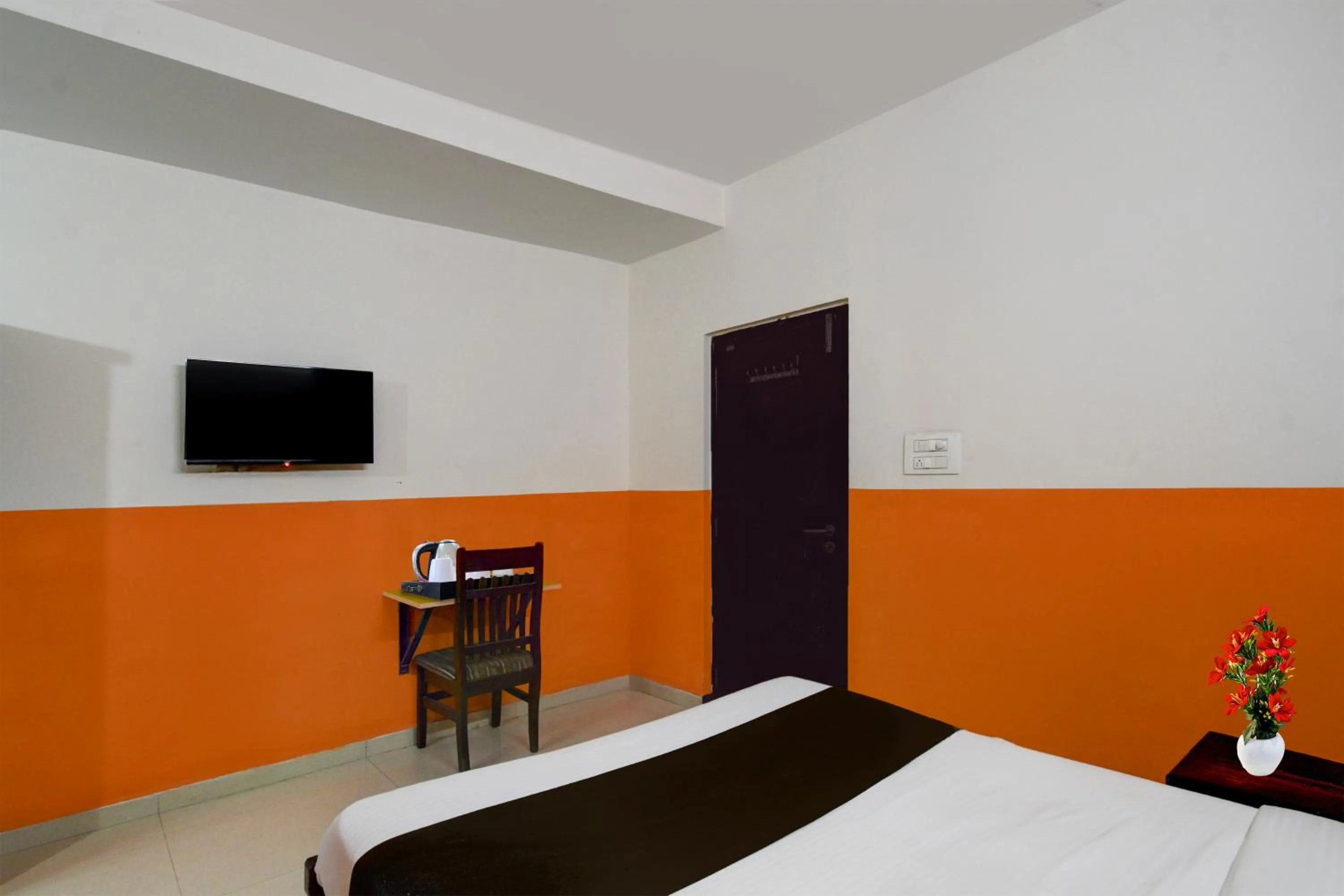 Photo of the whole room, Bed in Super Collection O Atlas DLF Formerly Hillside