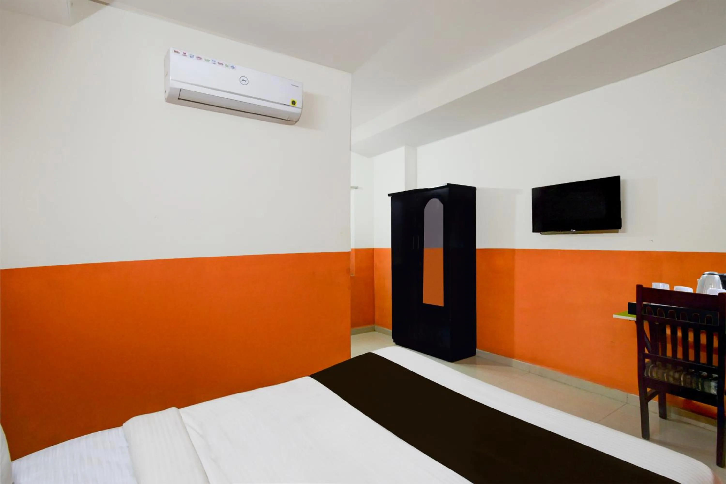 Photo of the whole room, Bed in Super Collection O Atlas DLF Formerly Hillside