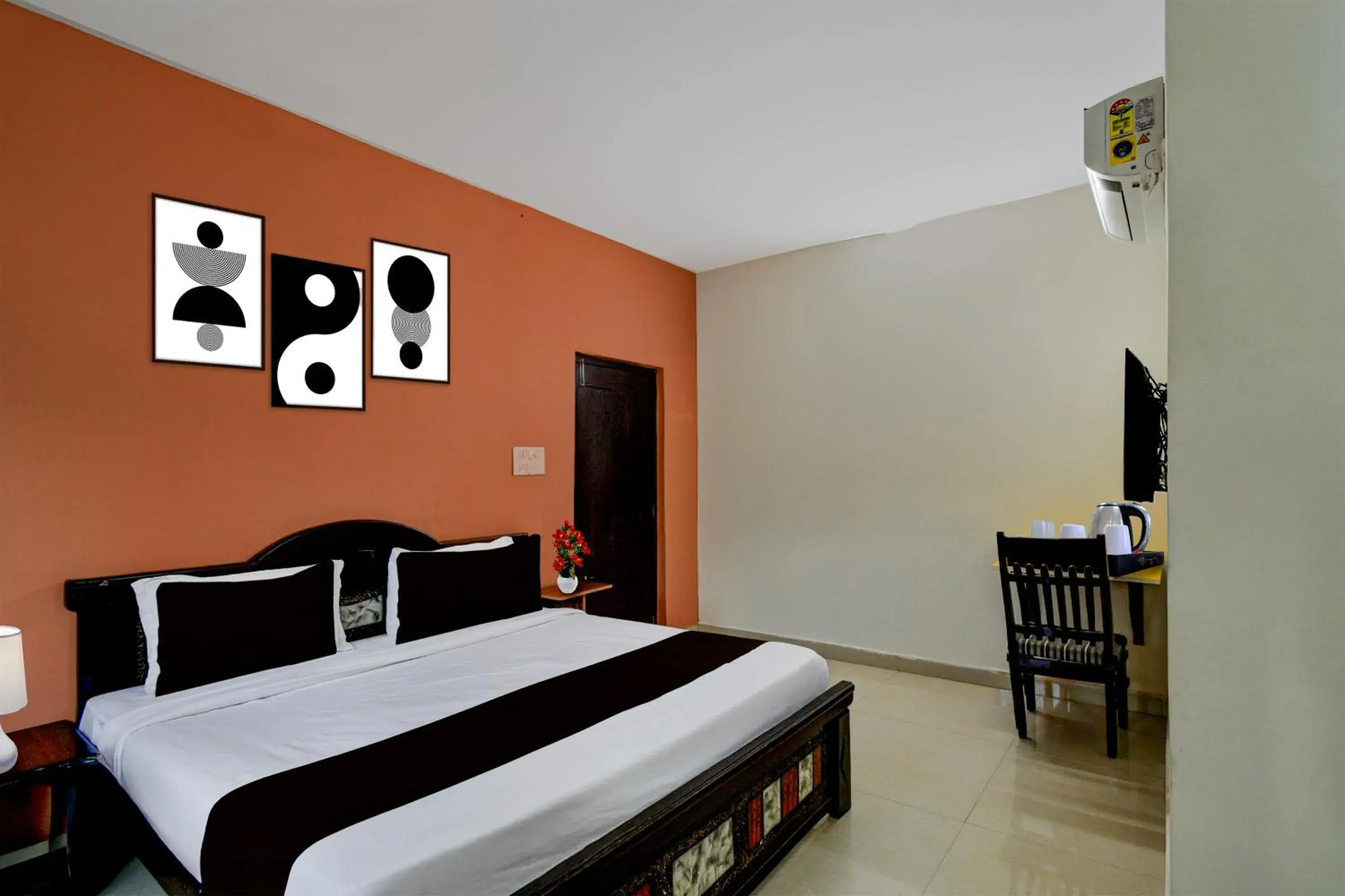 Photo of the whole room, Bed in Super Collection O Atlas DLF Formerly Hillside Photo of the whole room, Bed in Super Collection O Atlas DLF Formerly Hillside