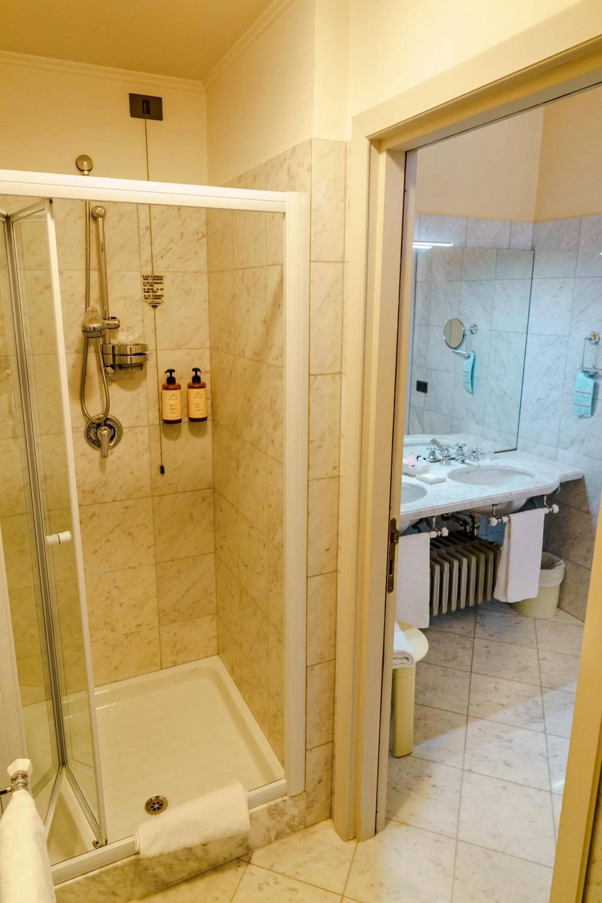 Shower in Hotel San Luca