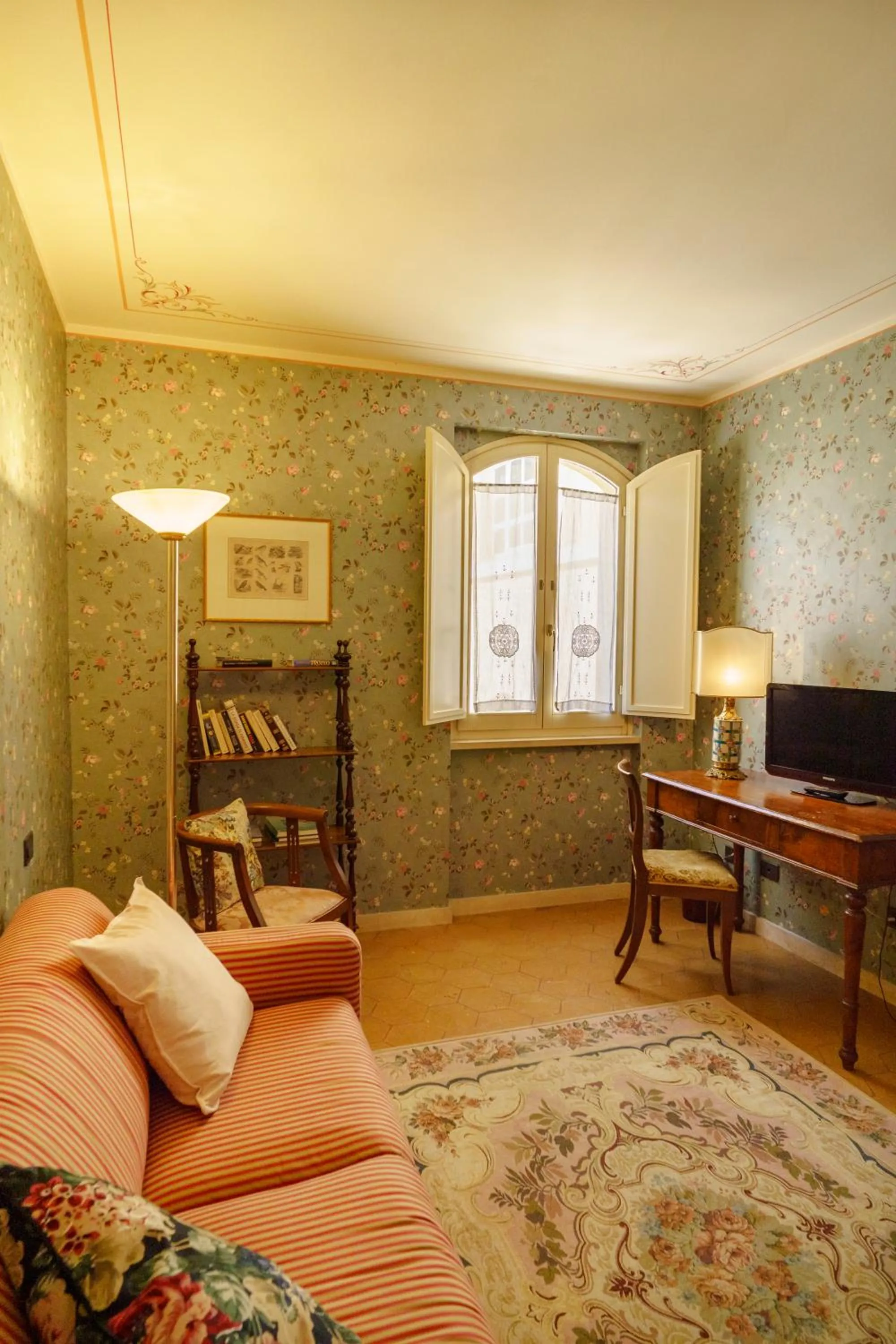 TV and multimedia, Bed in Hotel San Luca