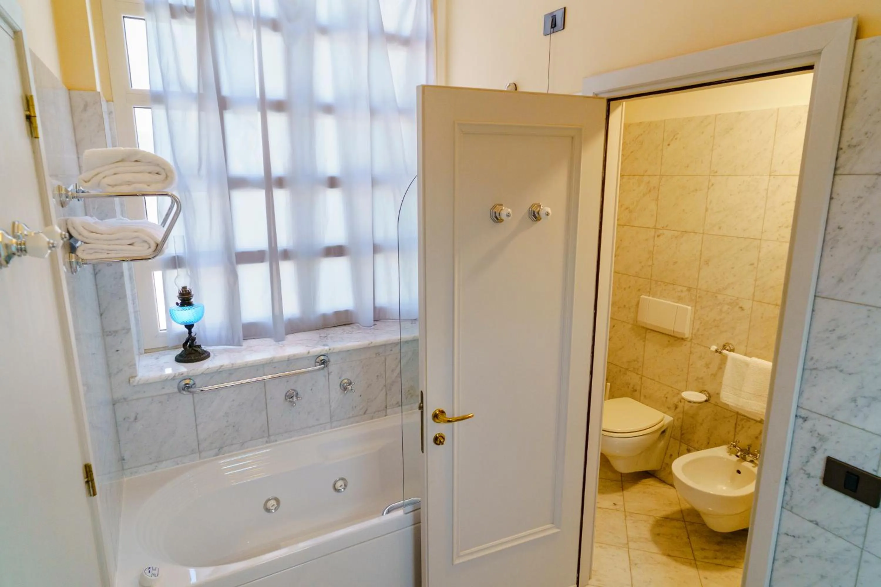 Toilet in Hotel San Luca