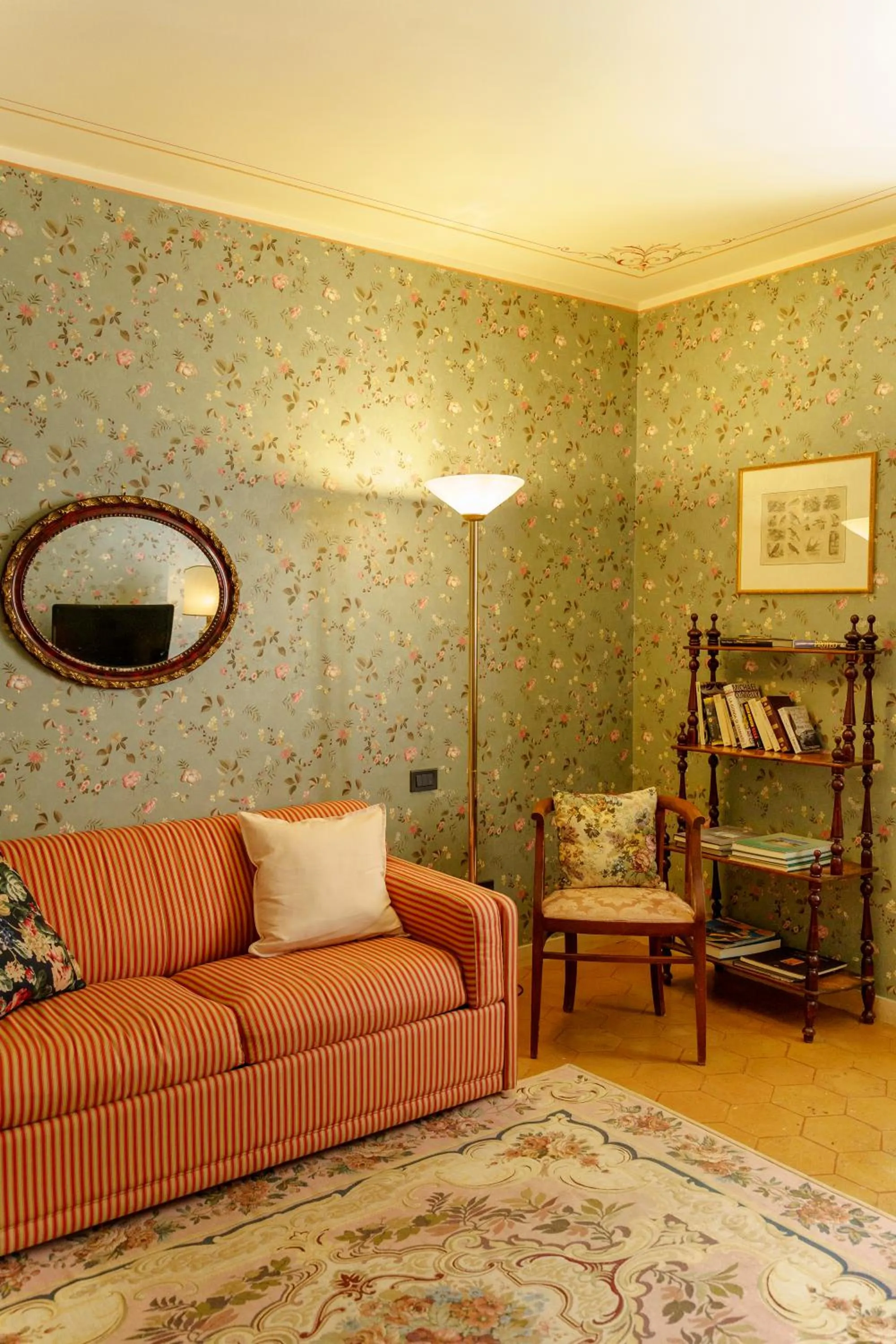 Living room, Bed in Hotel San Luca