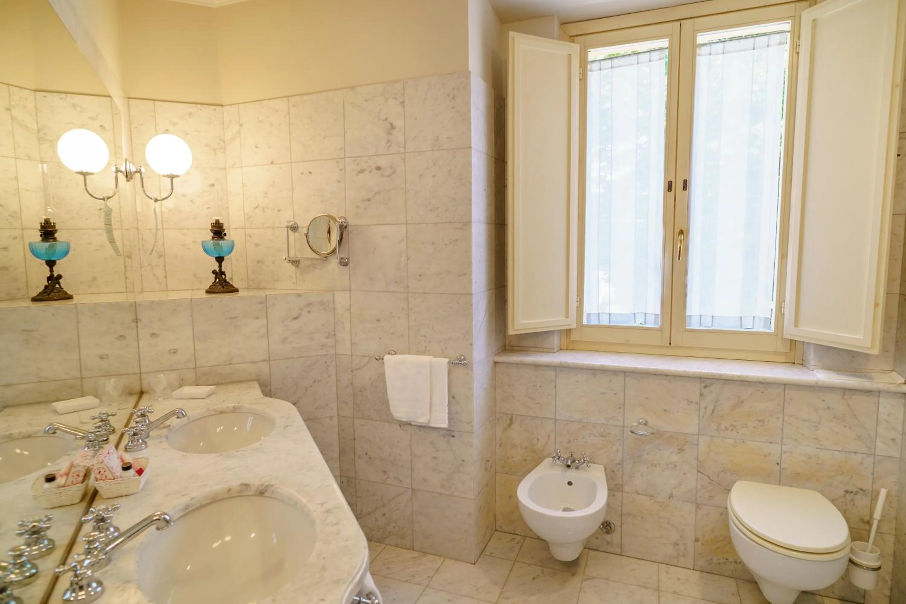 Toilet in Hotel San Luca