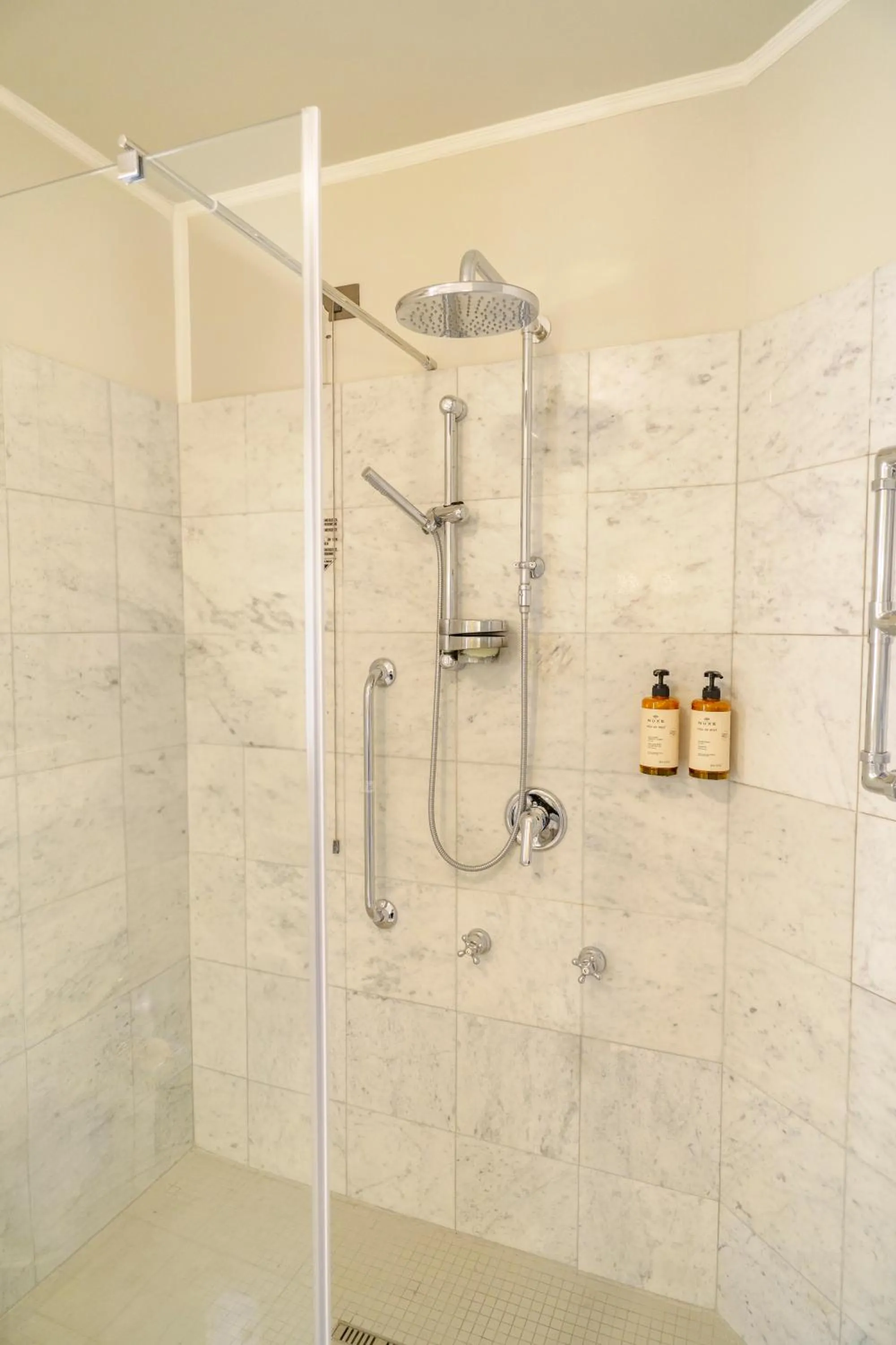 Shower in Hotel San Luca