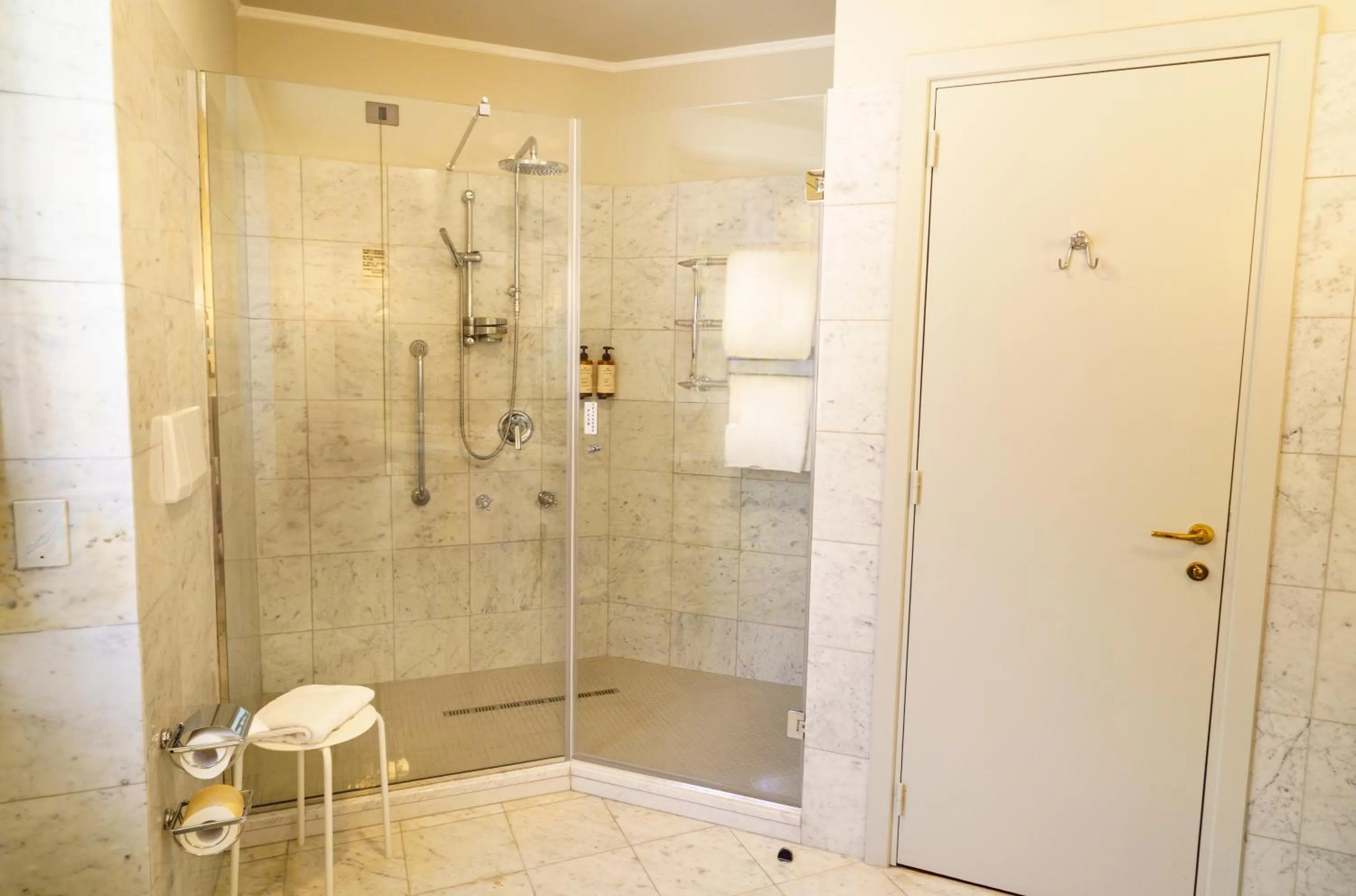 Shower in Hotel San Luca