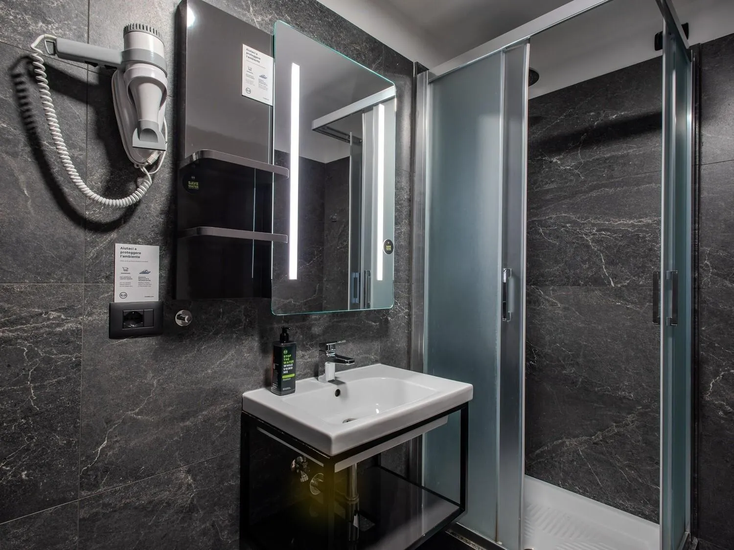 Bathroom in B&B Hotel Firenze City Center