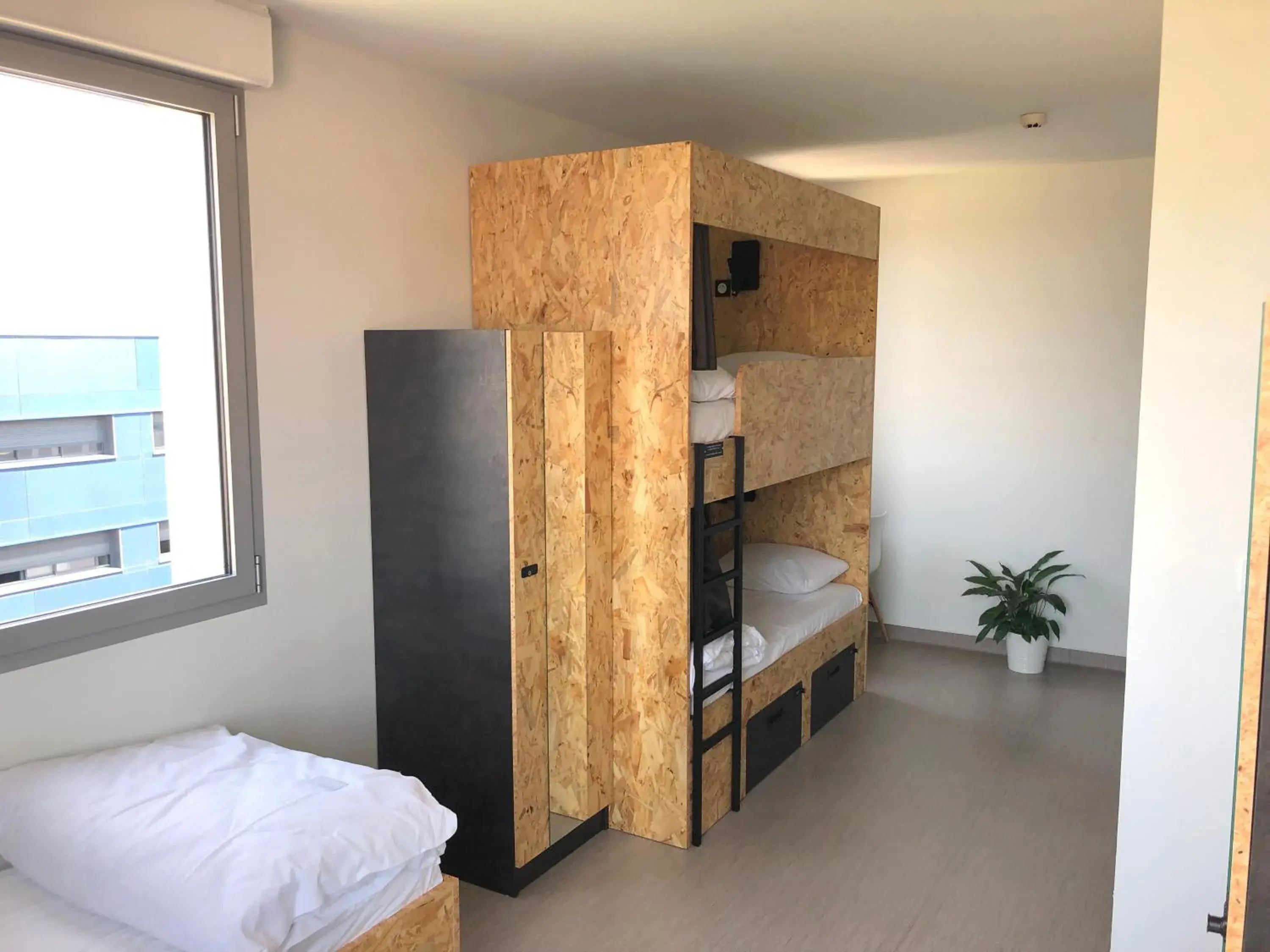Triple Room with Bathroom in Auberge de jeunesse HI Clermont-Ferrand Triple Room with Bathroom in Auberge de jeunesse HI Clermont-Ferrand