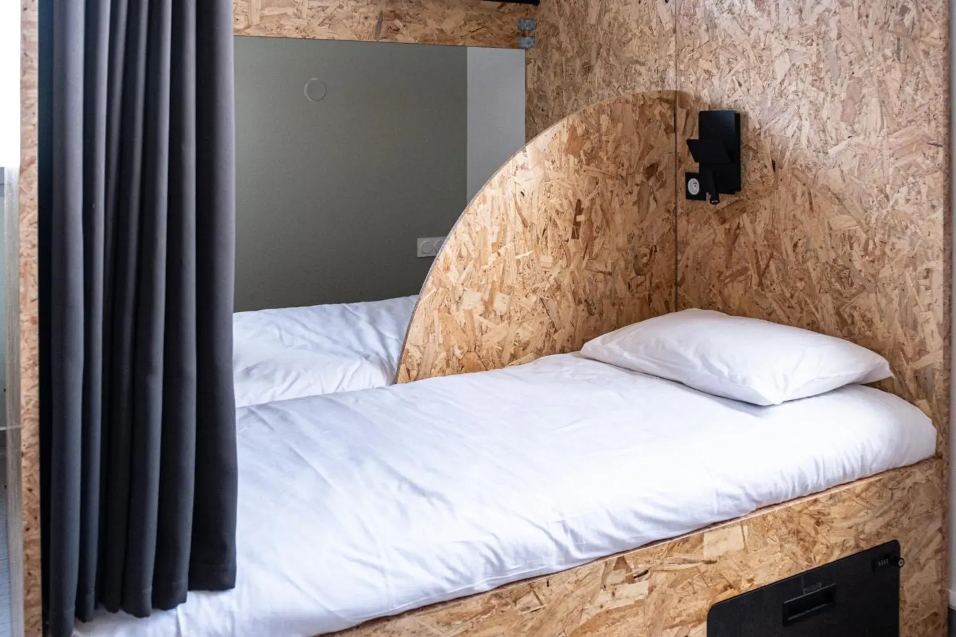 Bed in 4-Bed Female Dormitory with Ensuite Bathroom in Auberge de jeunesse HI Clermont-Ferrand Bed in 4-Bed Female Dormitory with Ensuite Bathroom in Auberge de jeunesse HI Clermont-Ferrand