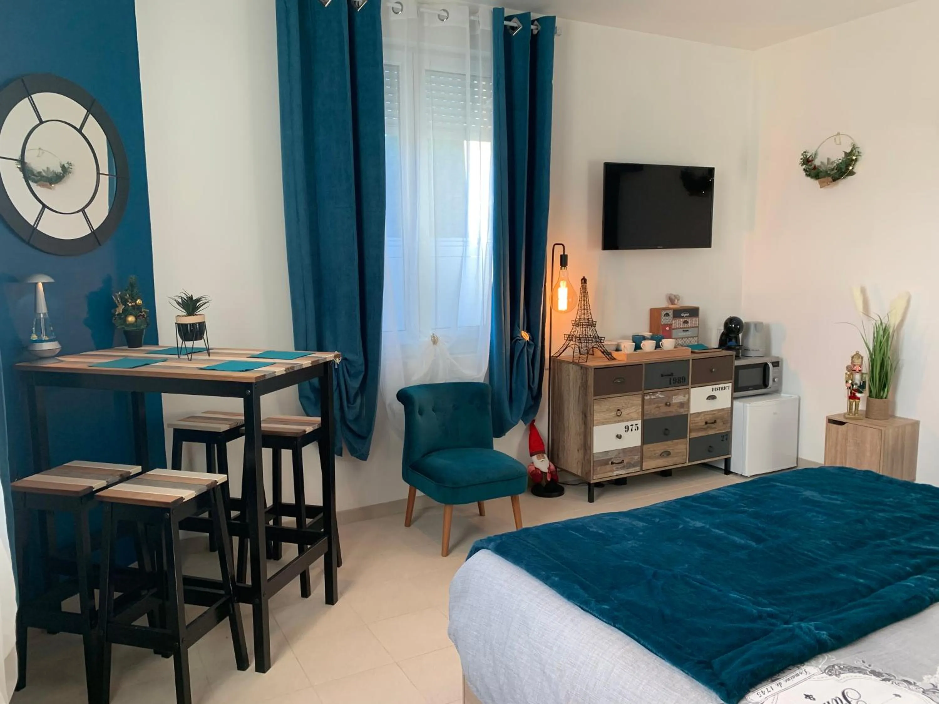 Seating area, Bed in La Liberté