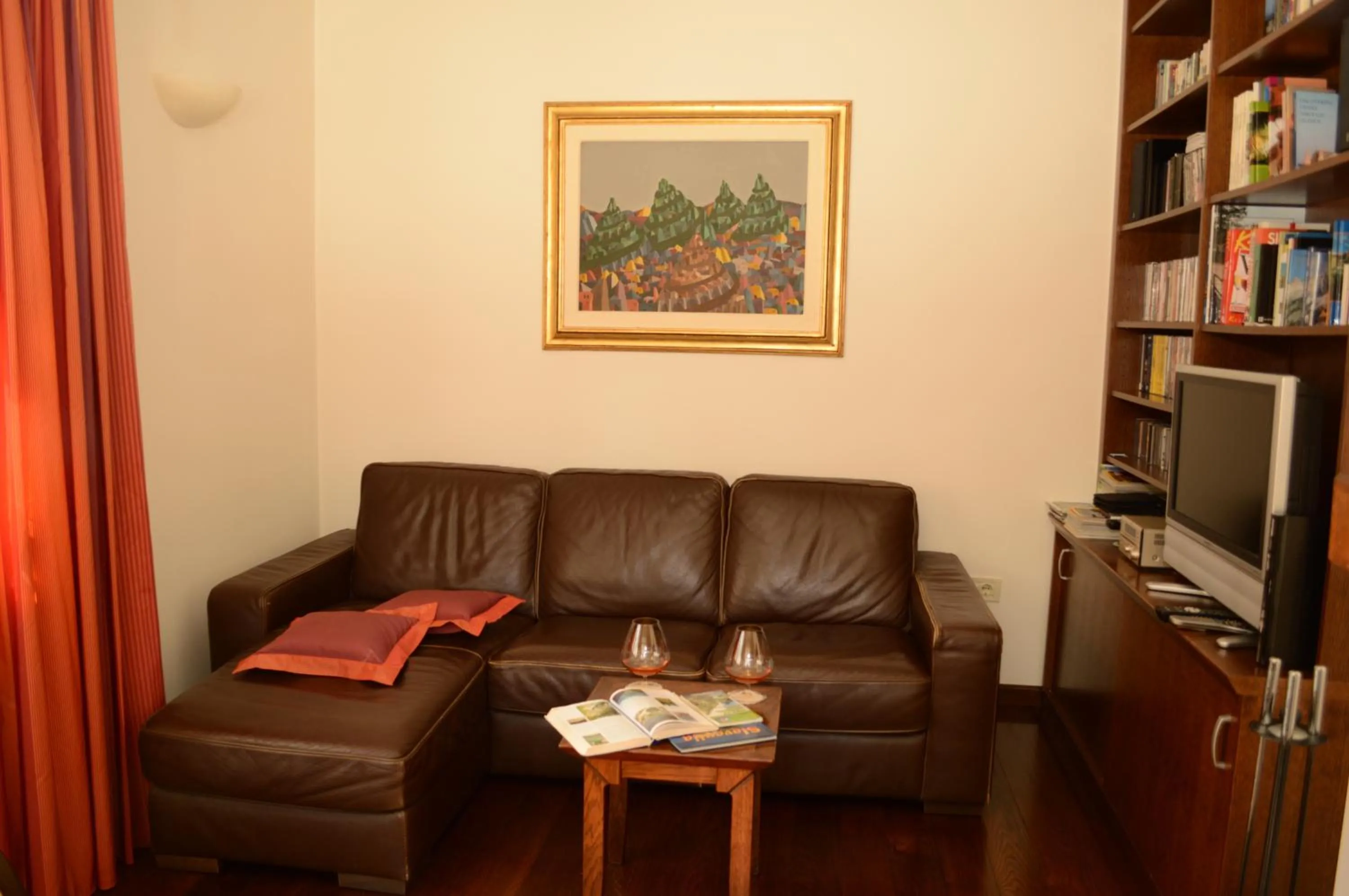 Communal lounge/ TV room in Vila Park B&B - Adults Only